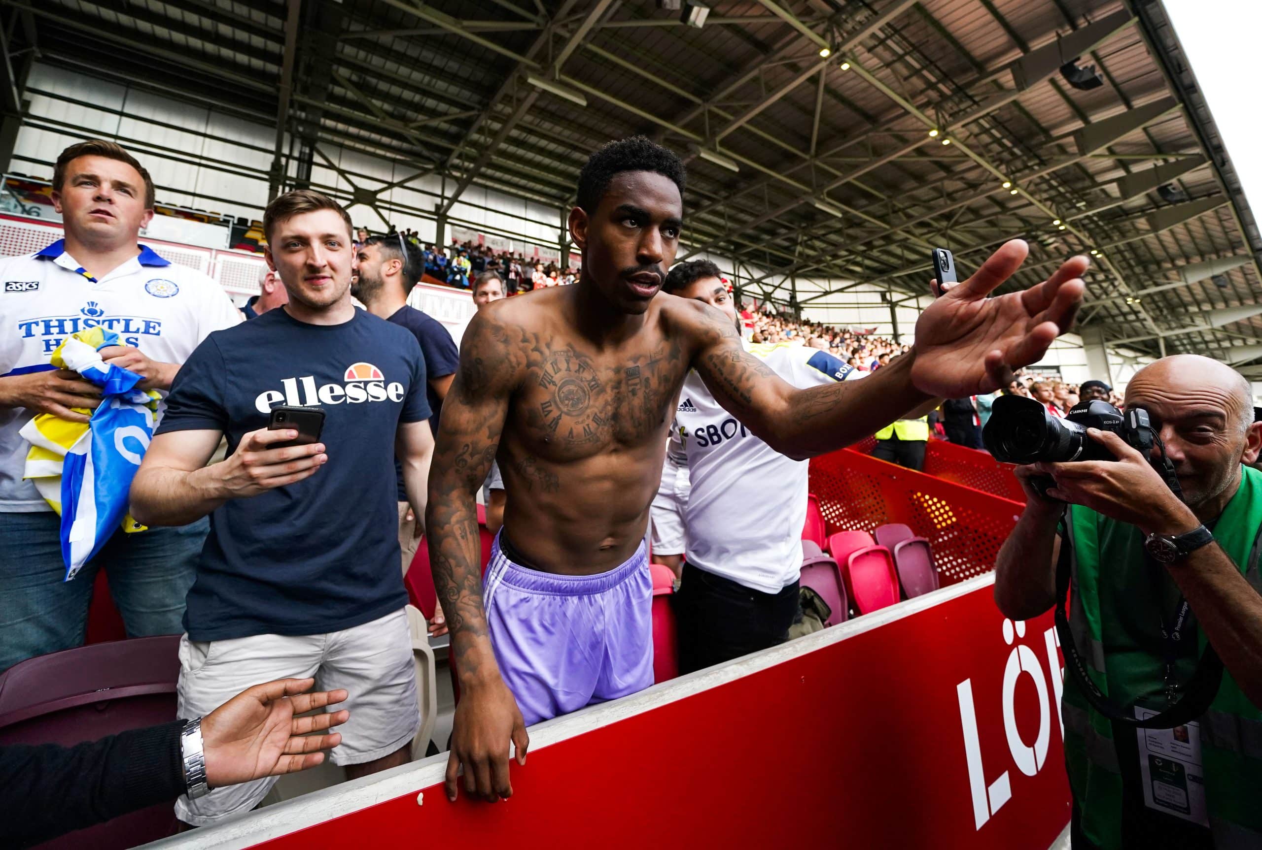 Junior Firpo célébrant une victoire avec les supporters de Leeds.