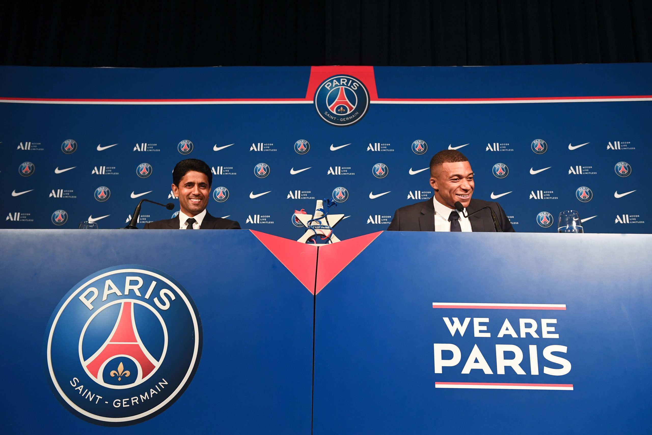 Nasser al-Khelaïfi et Kylian Mbappé lors de la prolongation de ce dernier au PSG en 2022.