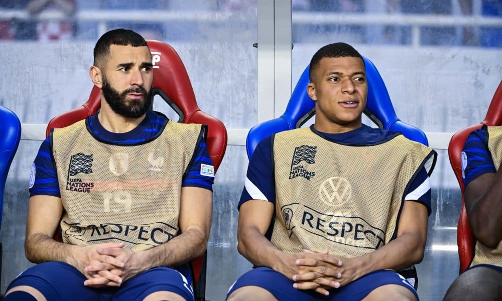 Karim Benzema et Kylian Mbappé sur le banc, lors d'un match de l'équipe de France.