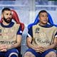 Karim Benzema et Kylian Mbappé sur le banc, lors d'un match de l'équipe de France.