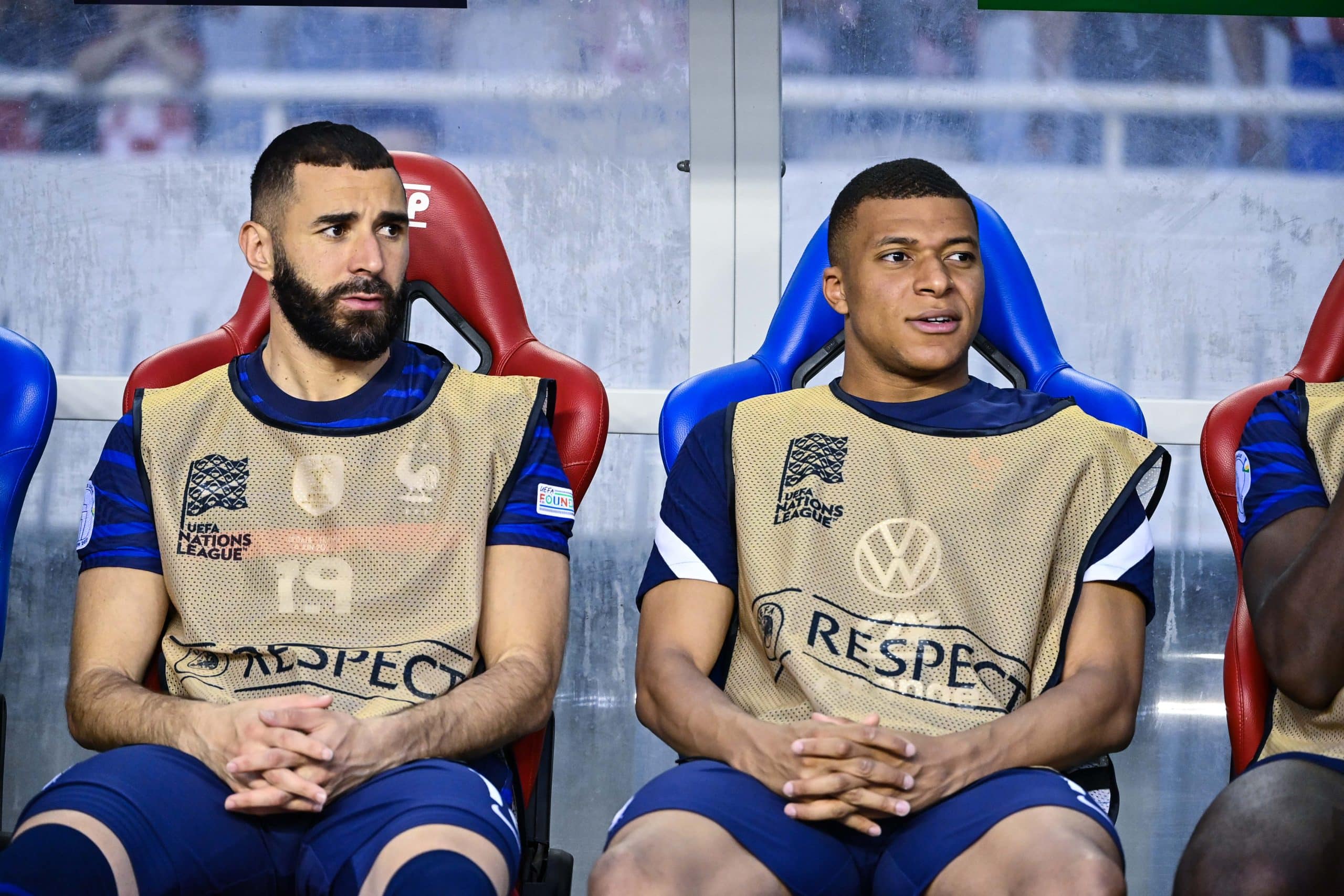 Karim Benzema et Kylian Mbappé sur le banc, lors d'un match de l'équipe de France.