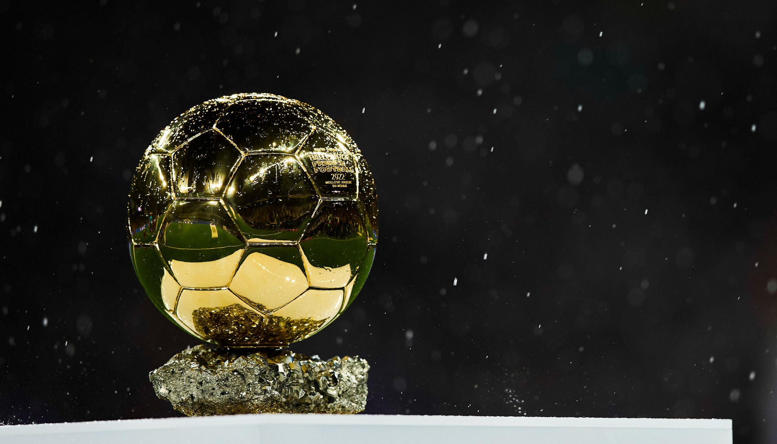 Le Ballon d'Or, récompense suprême de tous les footballeurs.