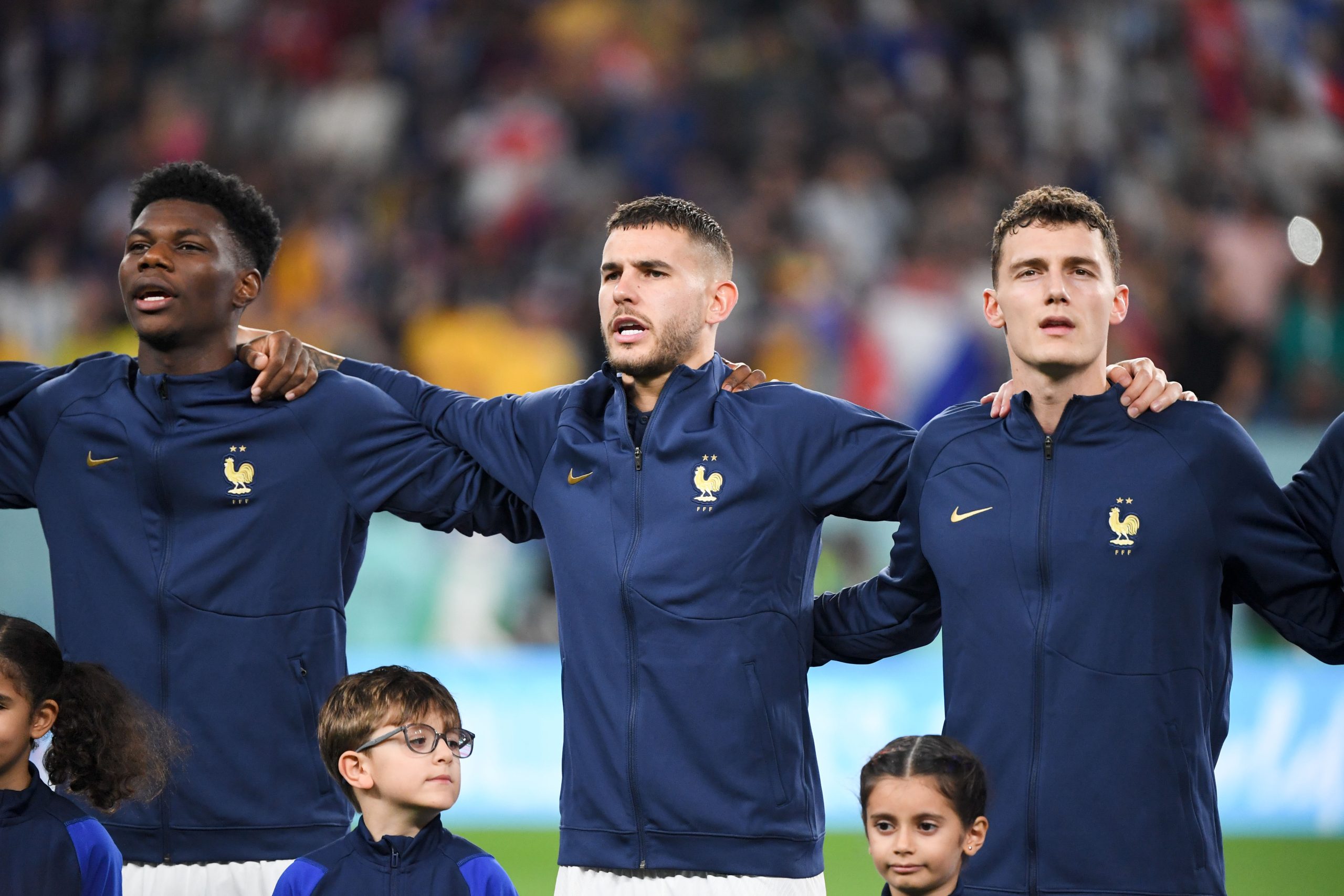 Lucas Hernandez et Benjamin Pavard chantant l'hymne de la France avant un match des Bleus.