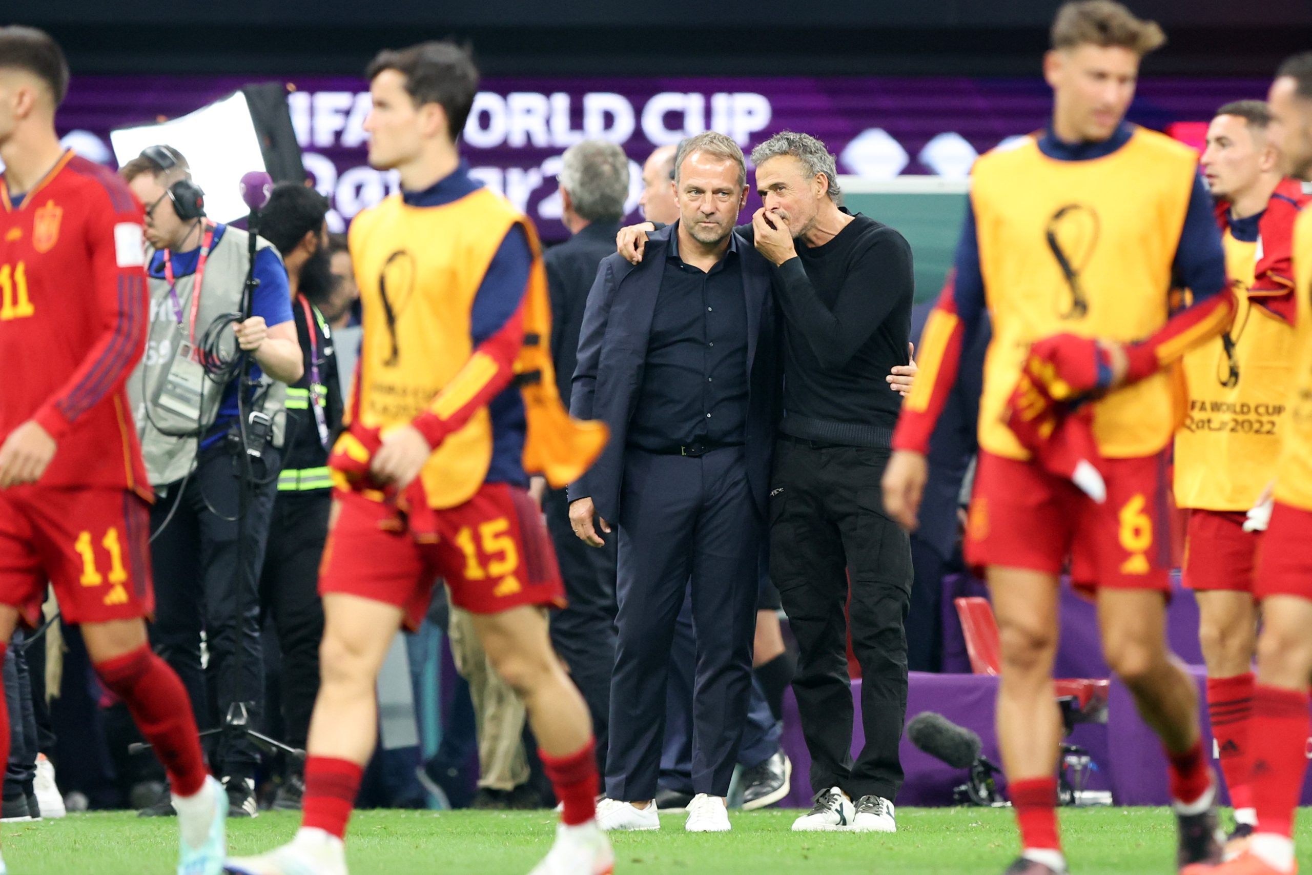 Hansi Flick et Luis Enrique discutant après un Allemagne-Espagne à la Coupe du monde 2022.