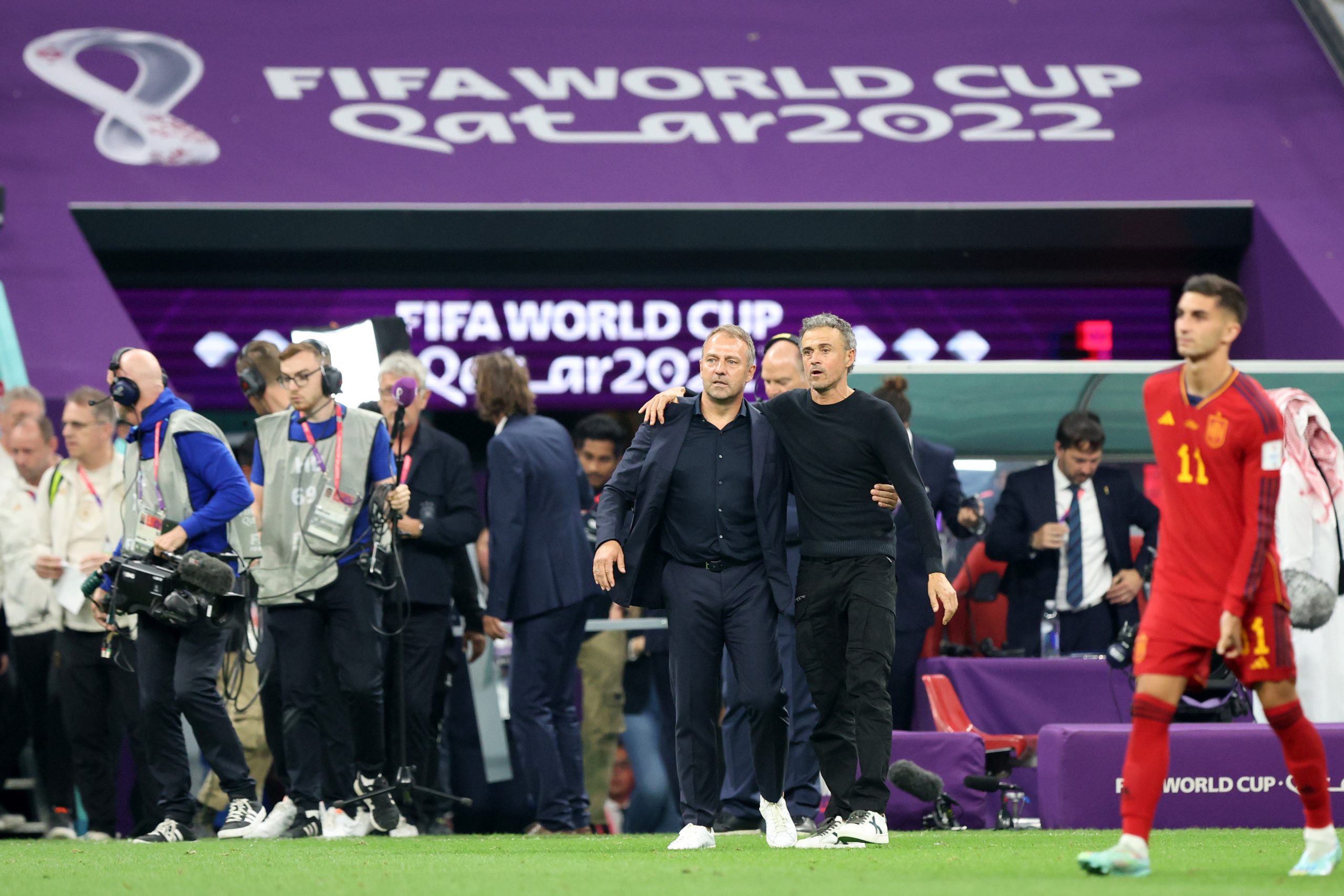 Hansi Flick et Luis Enrique bras dessus, bras dessous après Allemagne-Espagne en 2022.