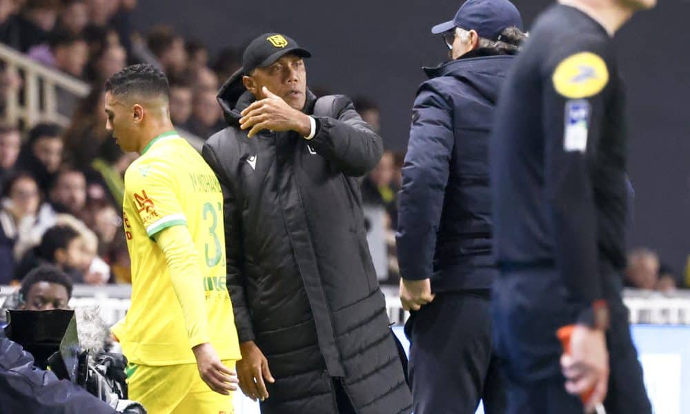 Antoine Kombouaré, le coach du FC Nantes, saluant Mostafa Mohamed.