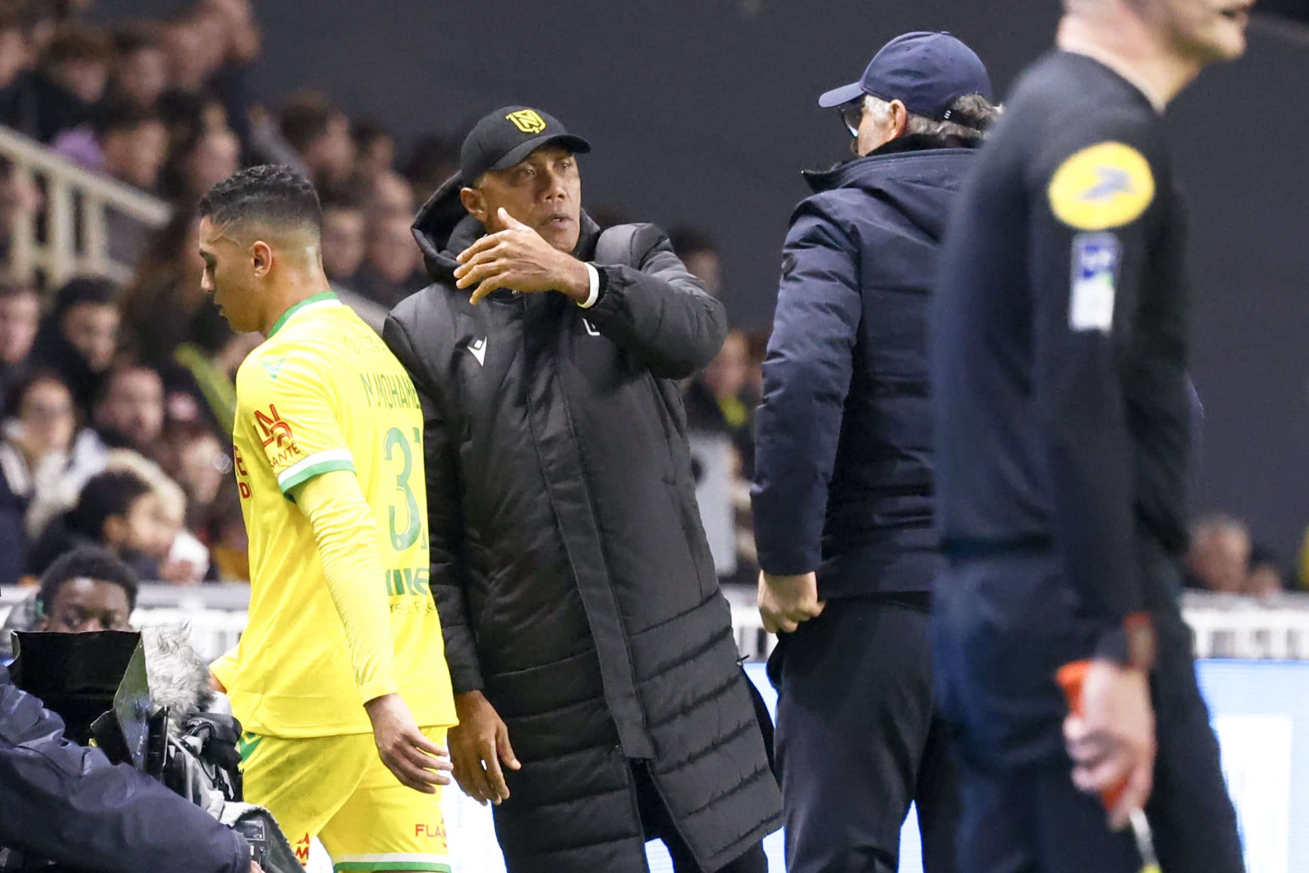 Antoine Kombouaré, le coach du FC Nantes, saluant Mostafa Mohamed.