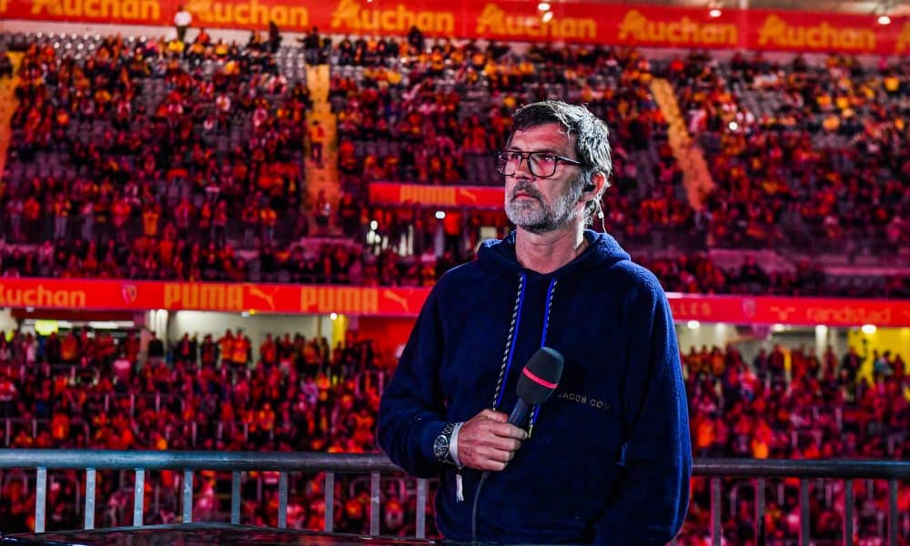 La légende du RC Lens Eric Sikora lors d'une cérémonie à Bollaert.