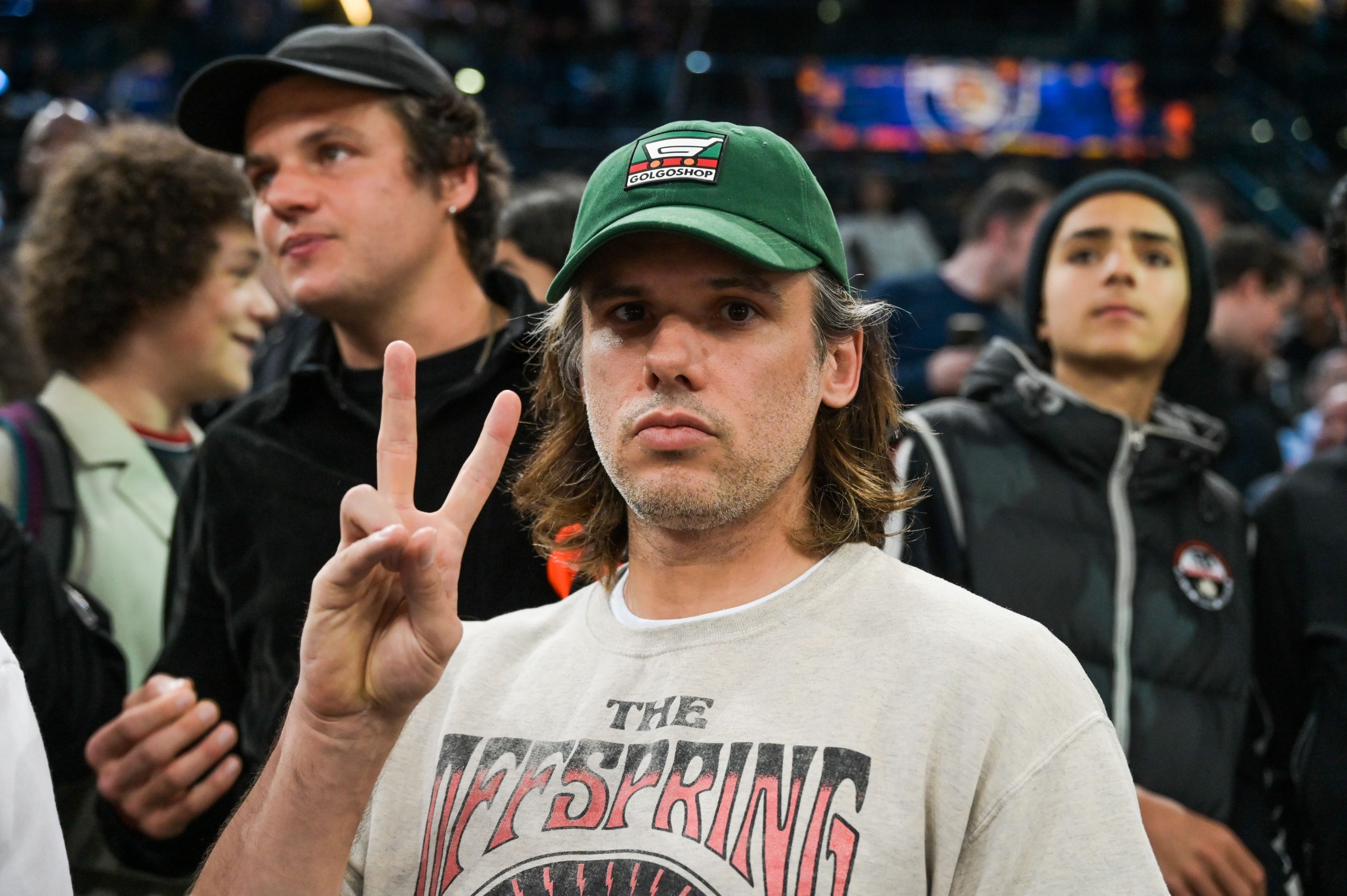 Orelsan assistant à un match de basket.