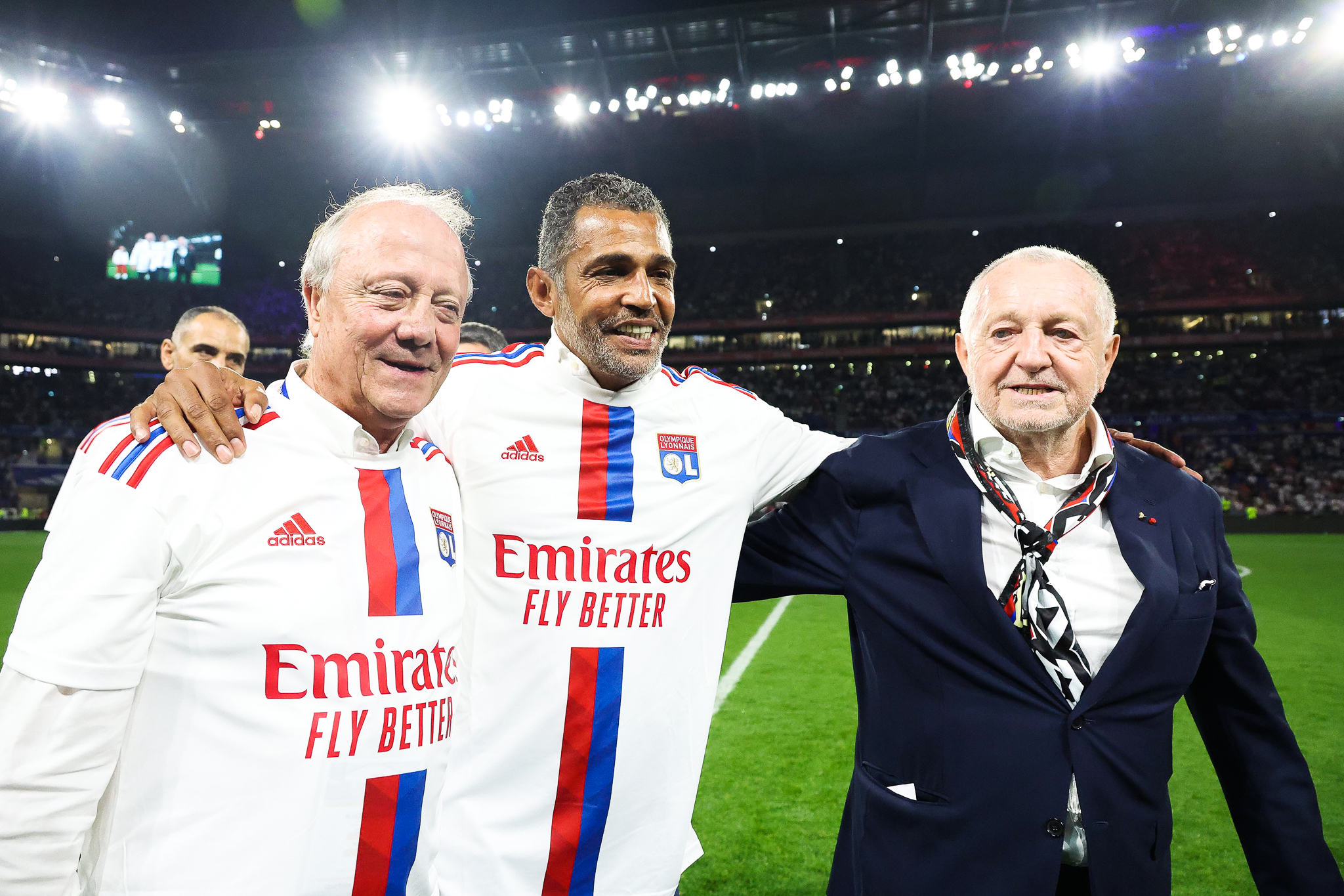 Bernard Lacombe, aux côtés de Sonny Anderson et Jean-Michel Aulas.