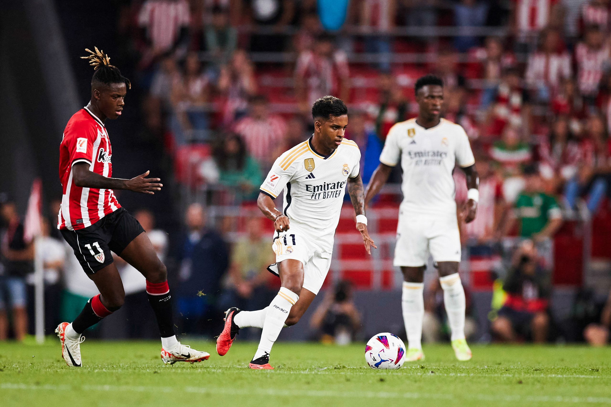 Rodrygo face à Nico Williams lors d'un match entre l'Athletic Bilbao et le Real Madrid.