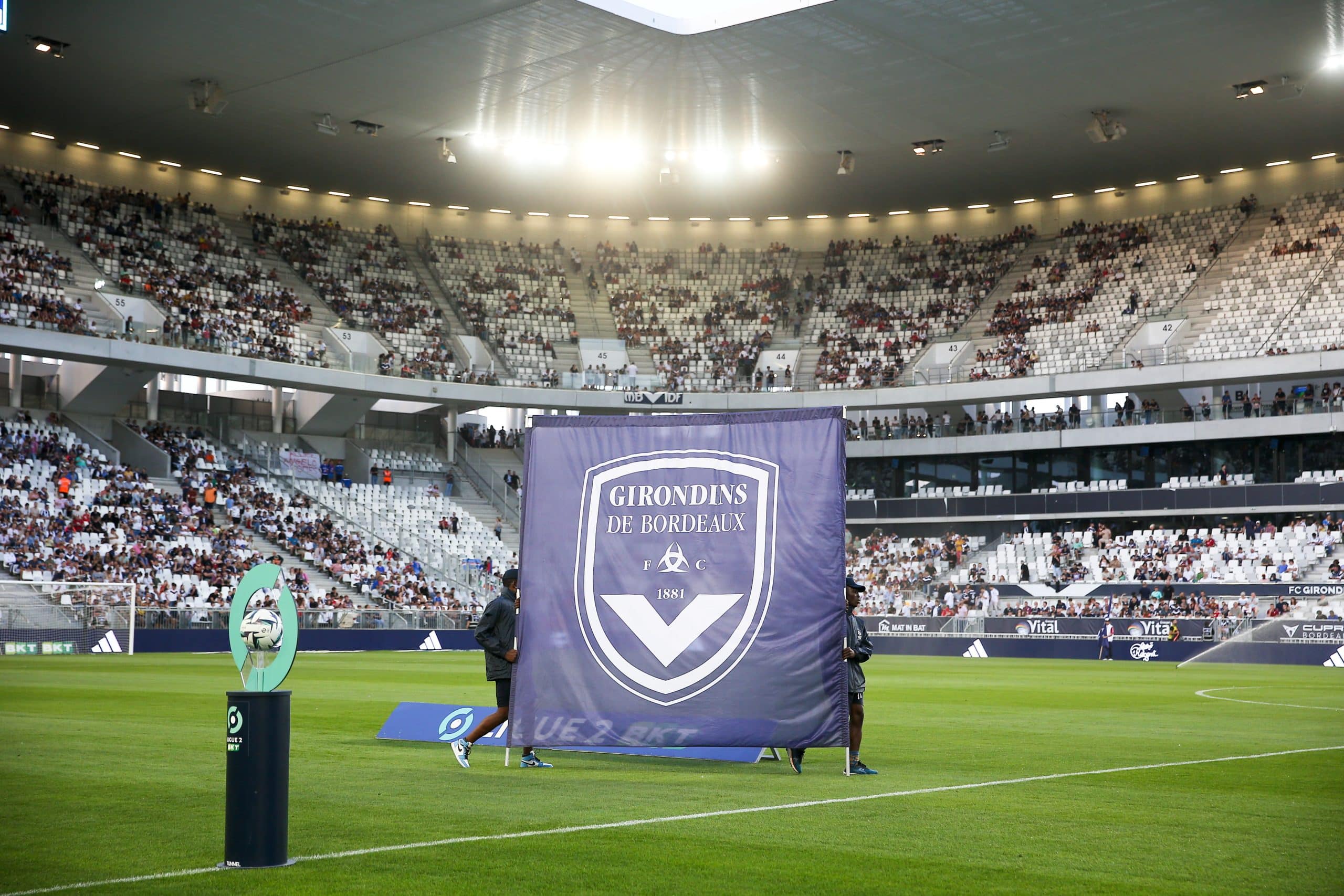 Le logo des Girondins de Bordeaux, brandi au Matmut Atlantique.