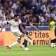 Un duel Corentin Tolisso-Warren Zaïre-Emery lors d'un OL-PSG de la saison 2023-24.