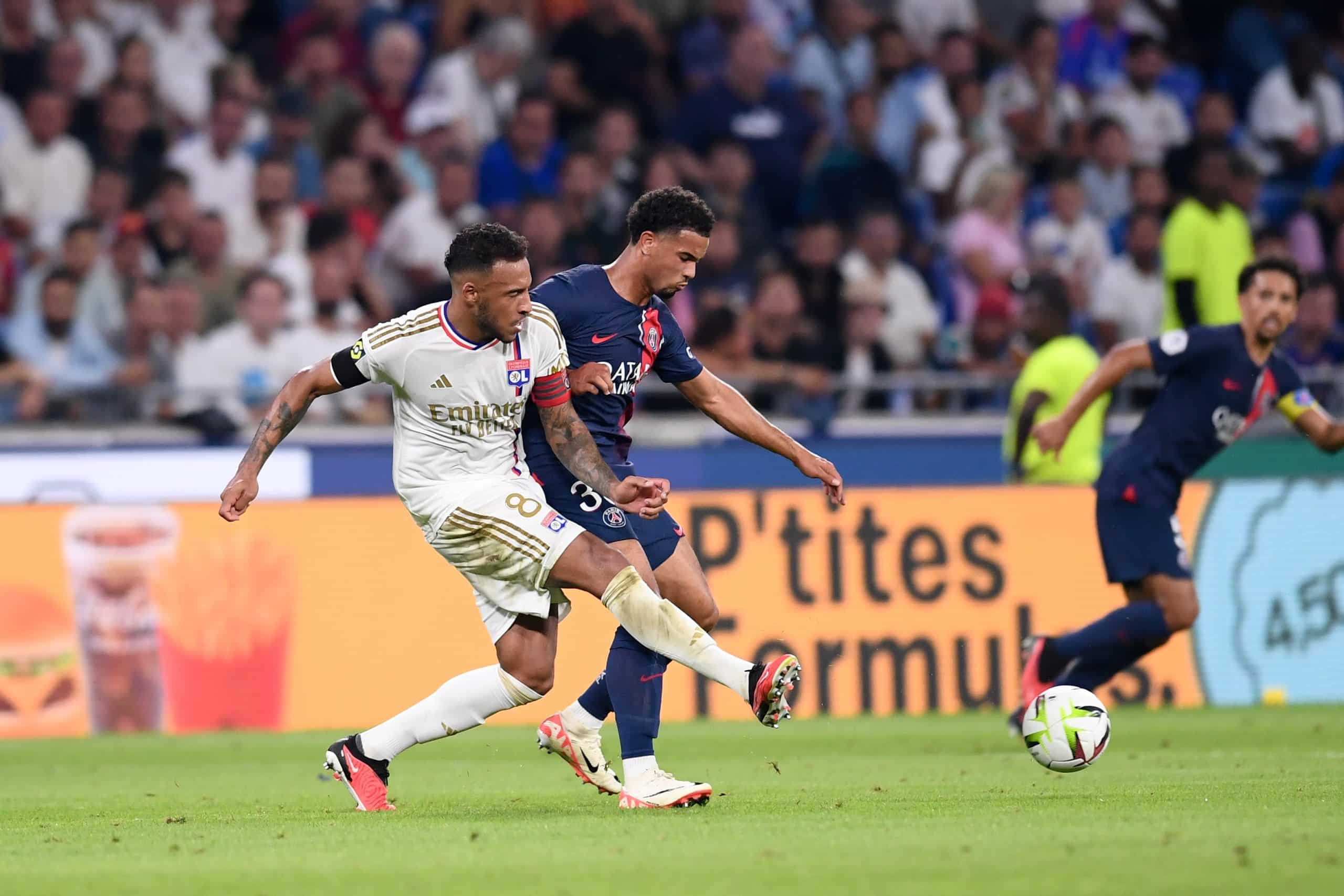 Un duel Corentin Tolisso-Warren Zaïre-Emery lors d'un OL-PSG de la saison 2023-24.