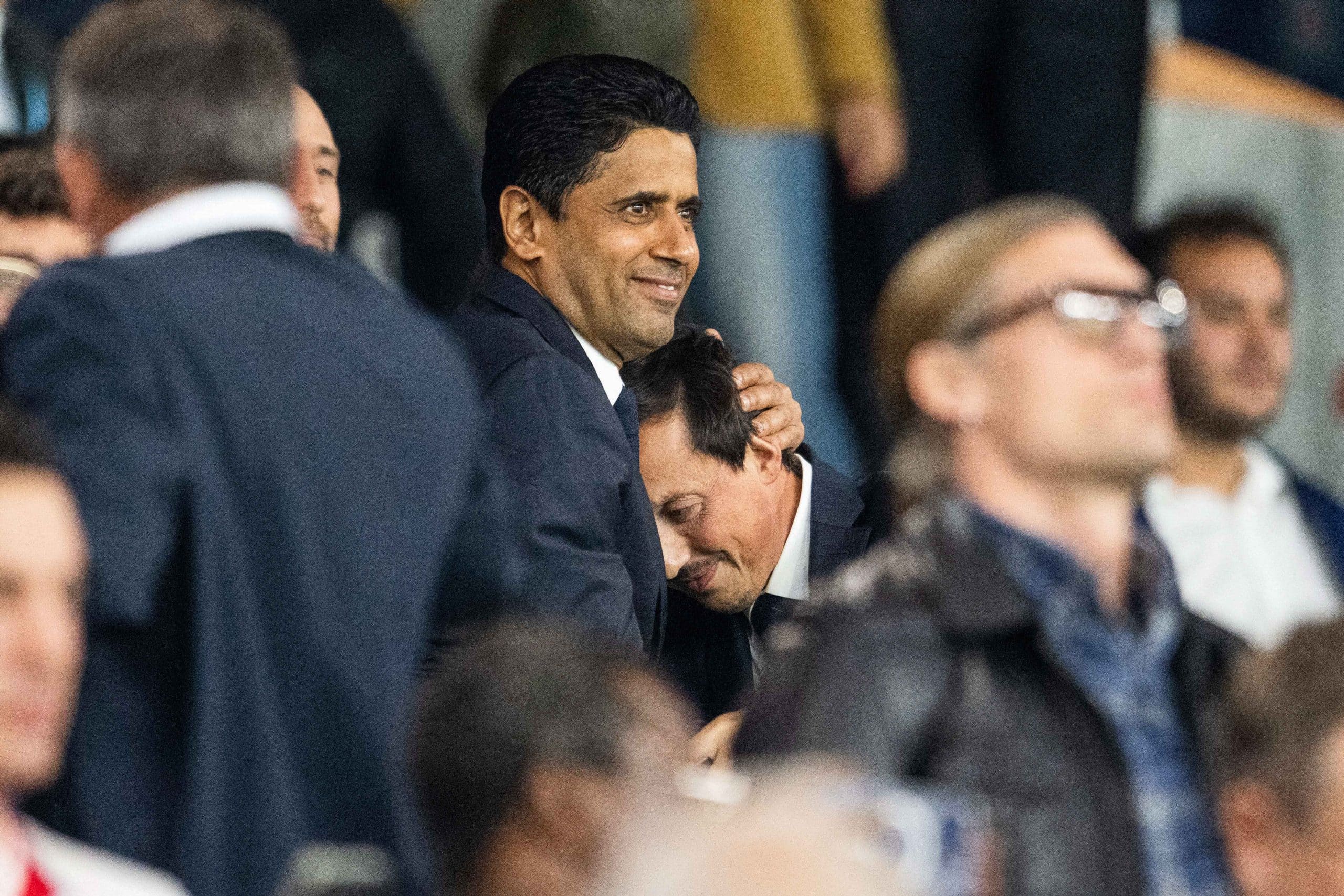 Nasser Al-Khelaïfi, le président du PSG, console son homologue de l'OM, Pablo Longoria.