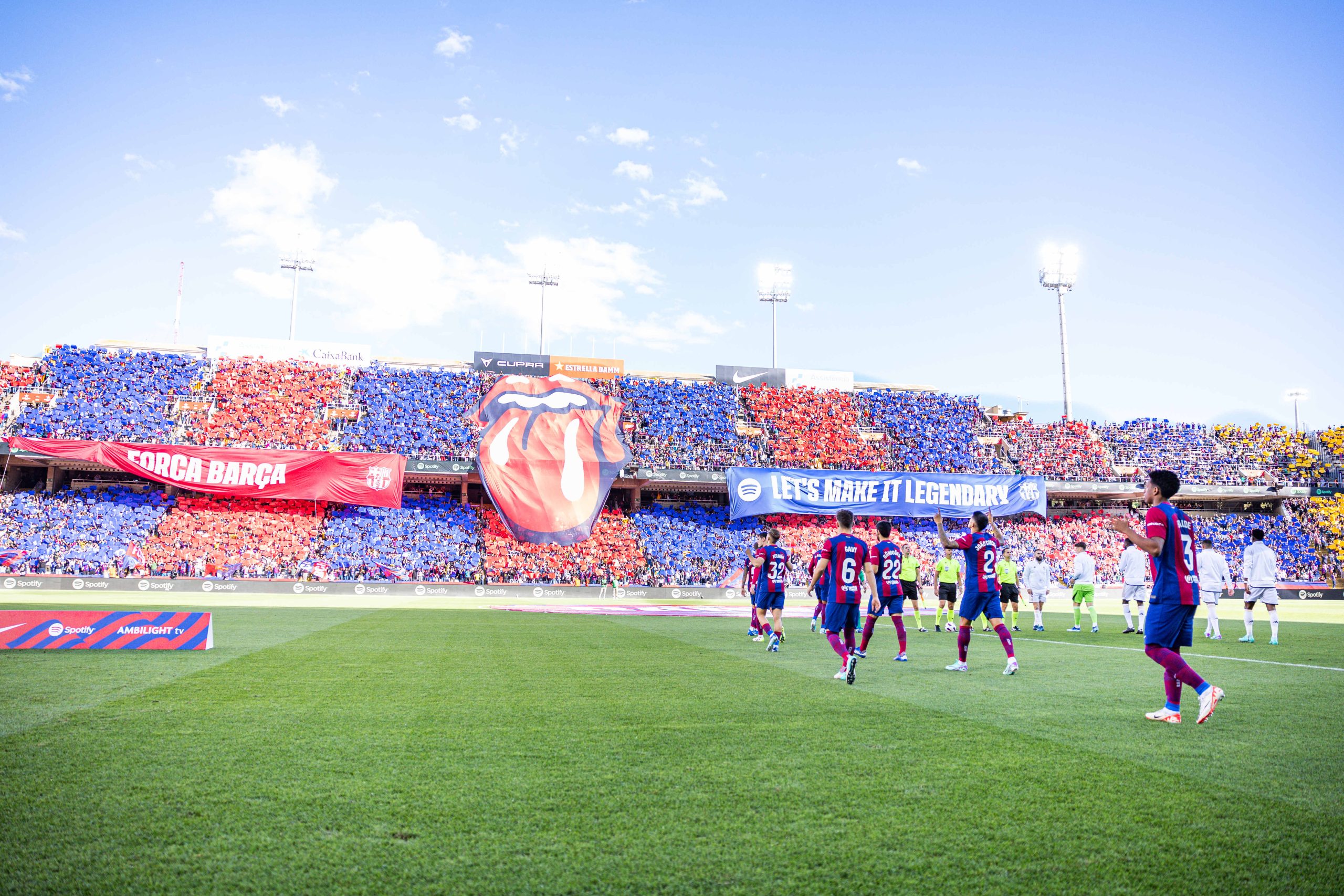 L'entrée des joueurs à Montjuic lors du Clasico de la saison dernière.