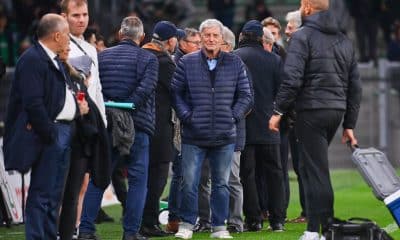 Jean-Michel Larqué au milieu de ses anciens partenaires de la glorieuse époque de l'ASSE.