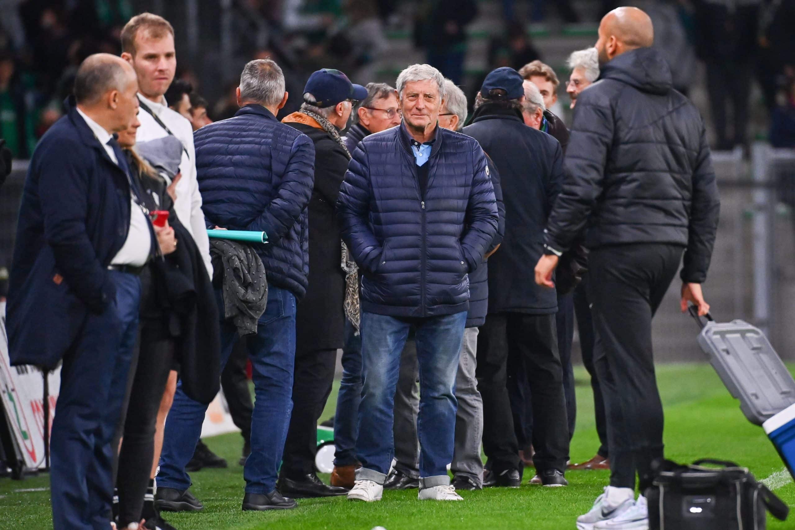 L'ancien capitaine de l'ASSE Jean-Michel Larqué au milieu de ses partenaires de l'époque.