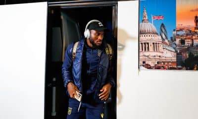 Ignatius Ganago, descendant du bus, avec le survêtement du FC Nantes et un casque audio sur les oreilles.