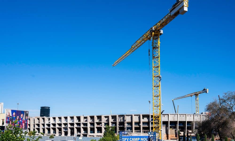 Vue de l'extérieur du Camp Nou en travaux.