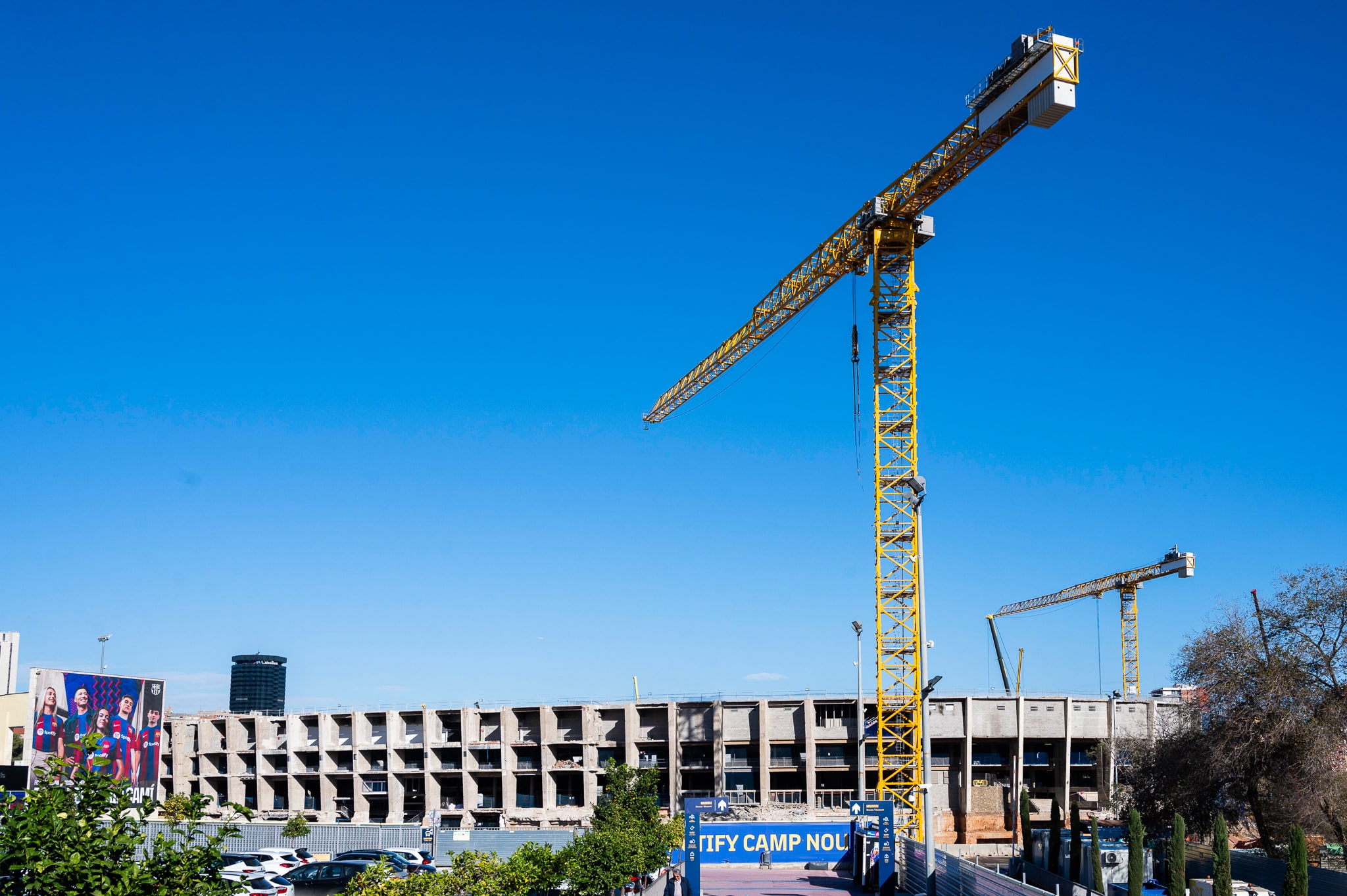 Vue de l'extérieur du Camp Nou en travaux.