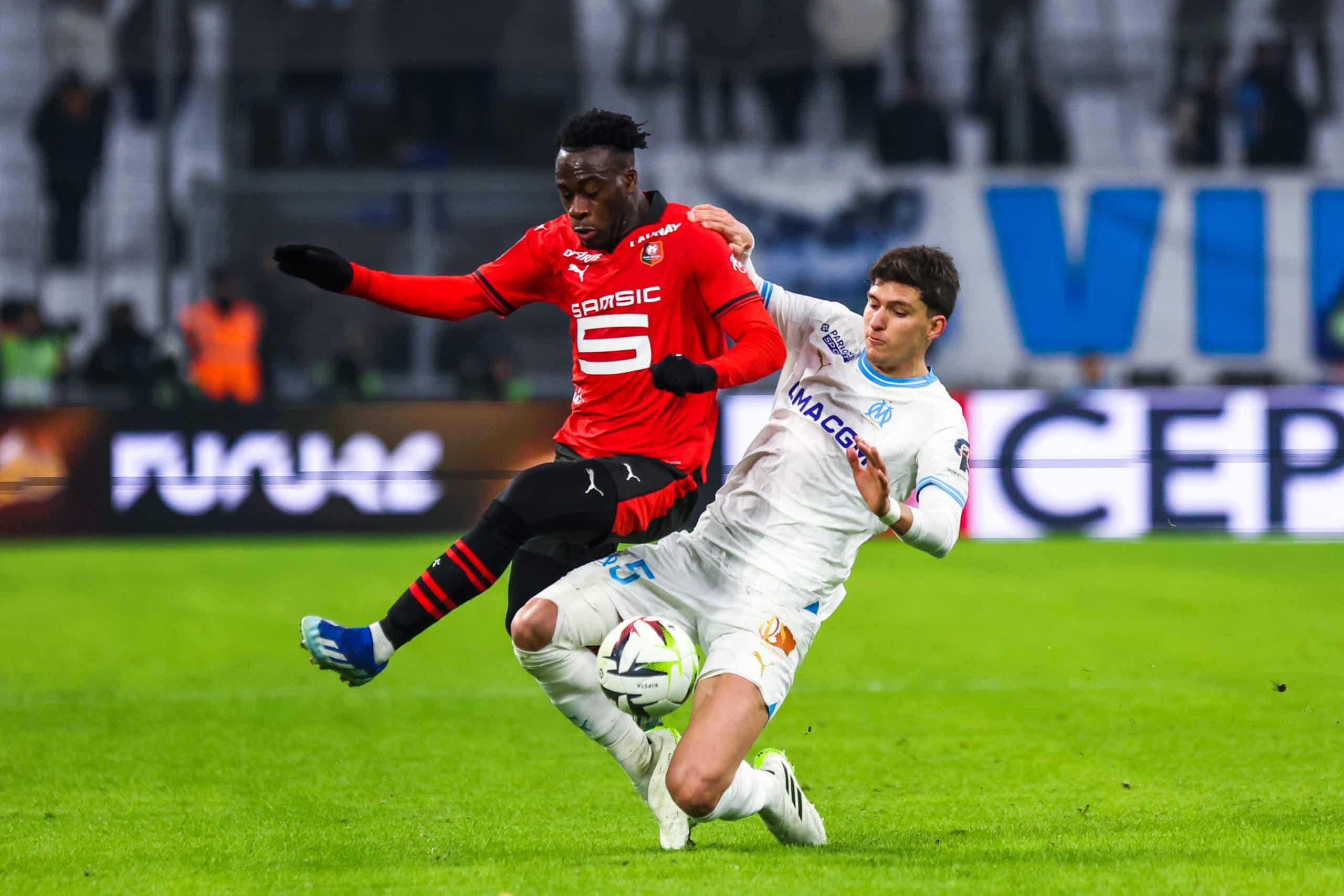 Leonardo Balerdi au duel avec Arnaud Kalimuendo