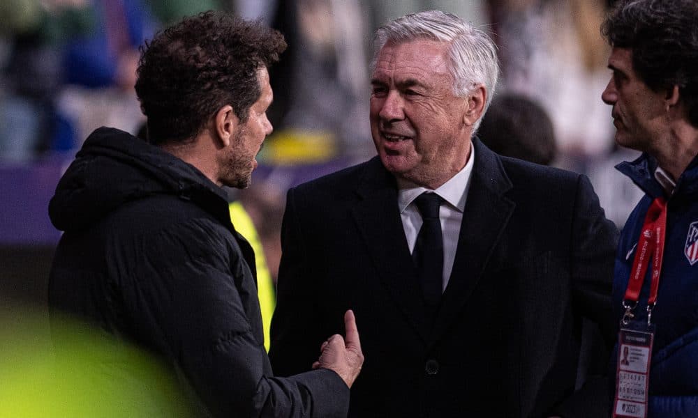 L'entraîneur du Real Madrid, Carlo Ancelotti, saluant son homologue de l'Atlético, Diego Simeone.