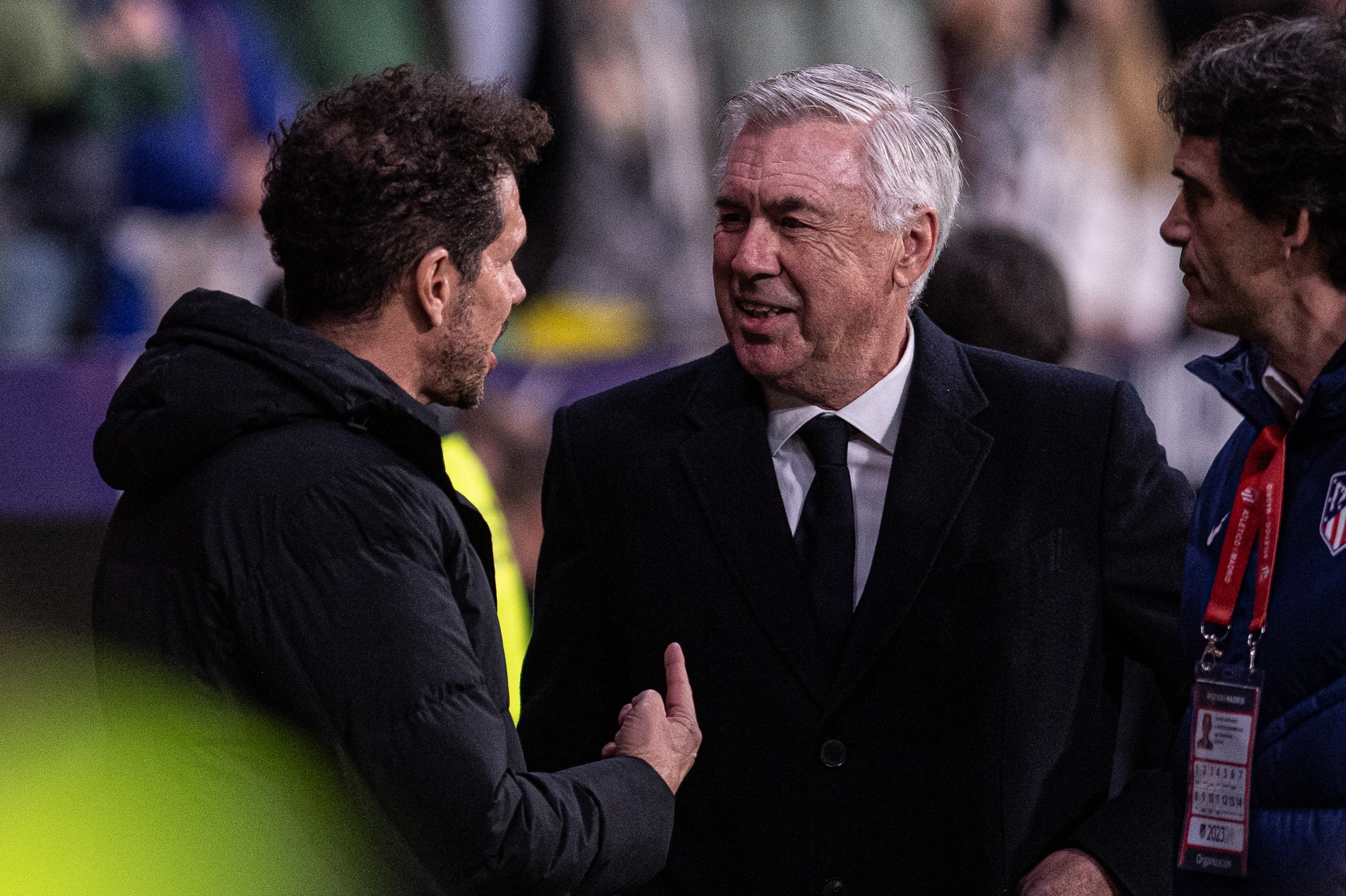 L'entraîneur du Real Madrid, Carlo Ancelotti, saluant son homologue de l'Atlético, Diego Simeone.