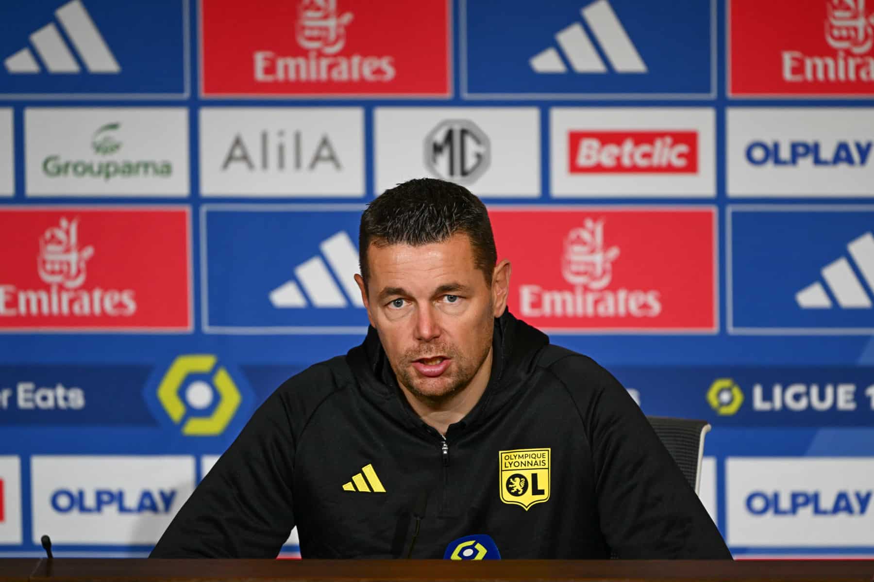 Pierre Sage en conférence de presse à l'Olympique Lyonnais.