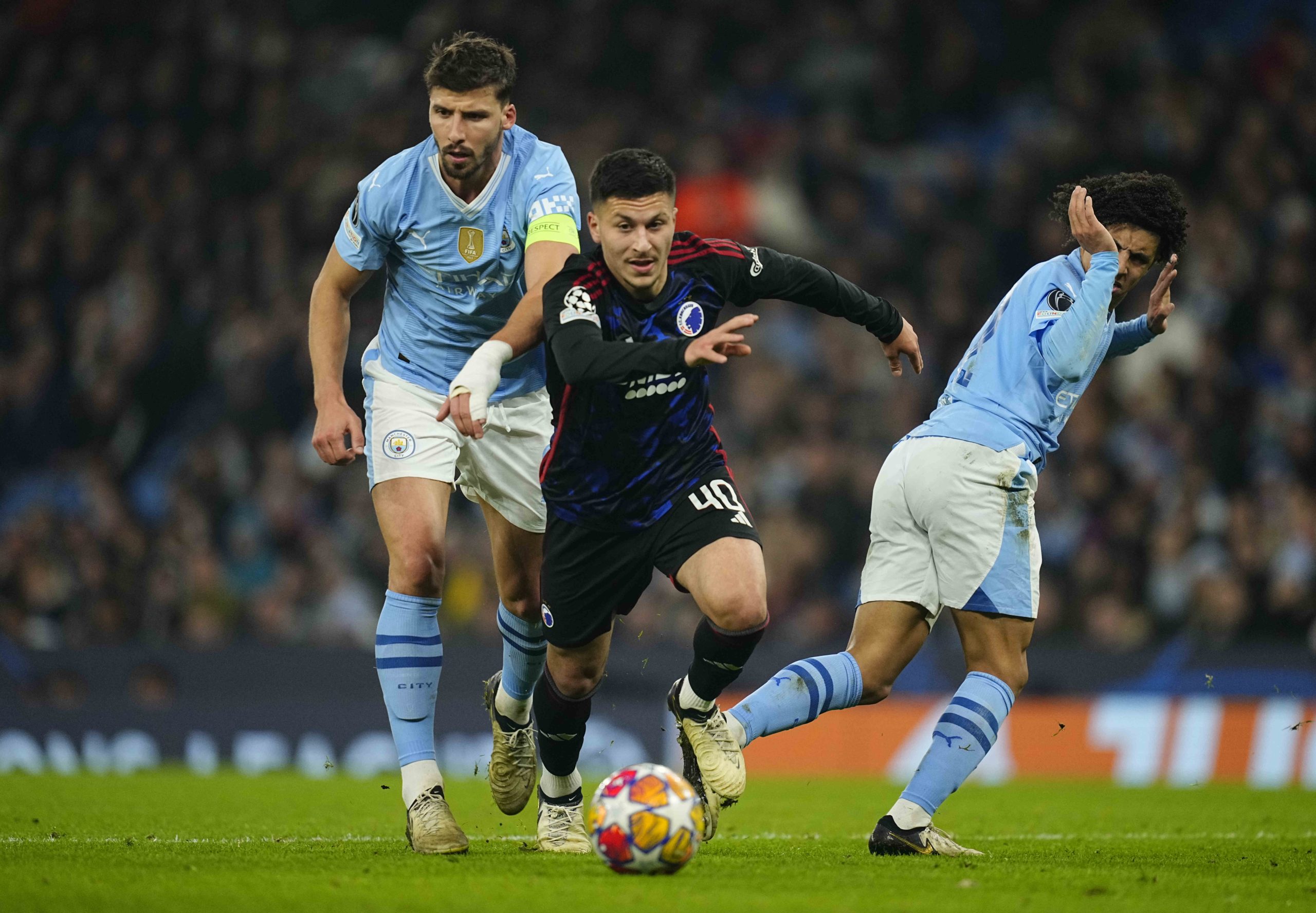 Roony Bardghji en action lors d'un match contre Manchester City.