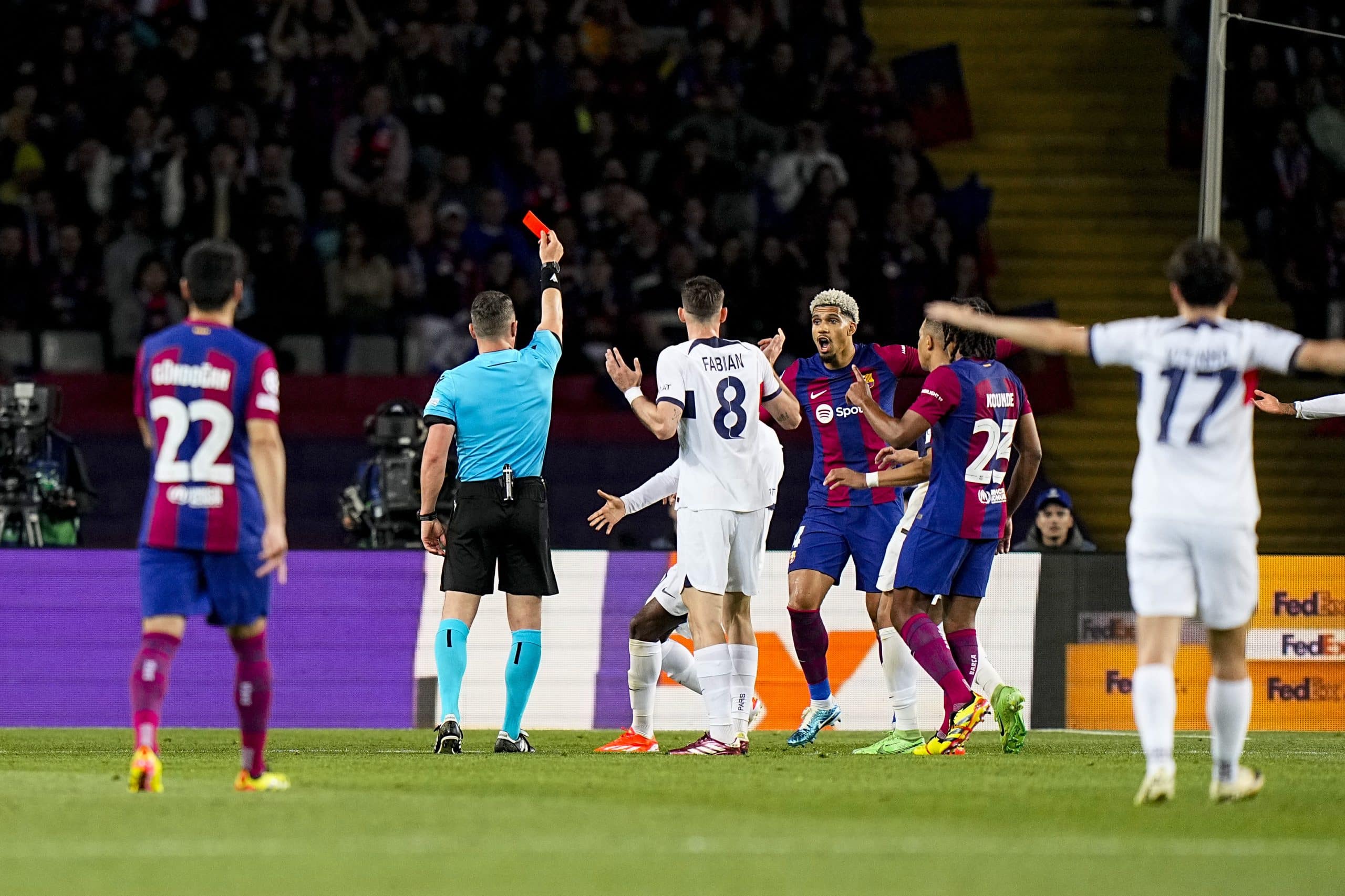 Itsvan Kovacs expulsant Ronald Araujo lors du dernier Barcelone-PSG.