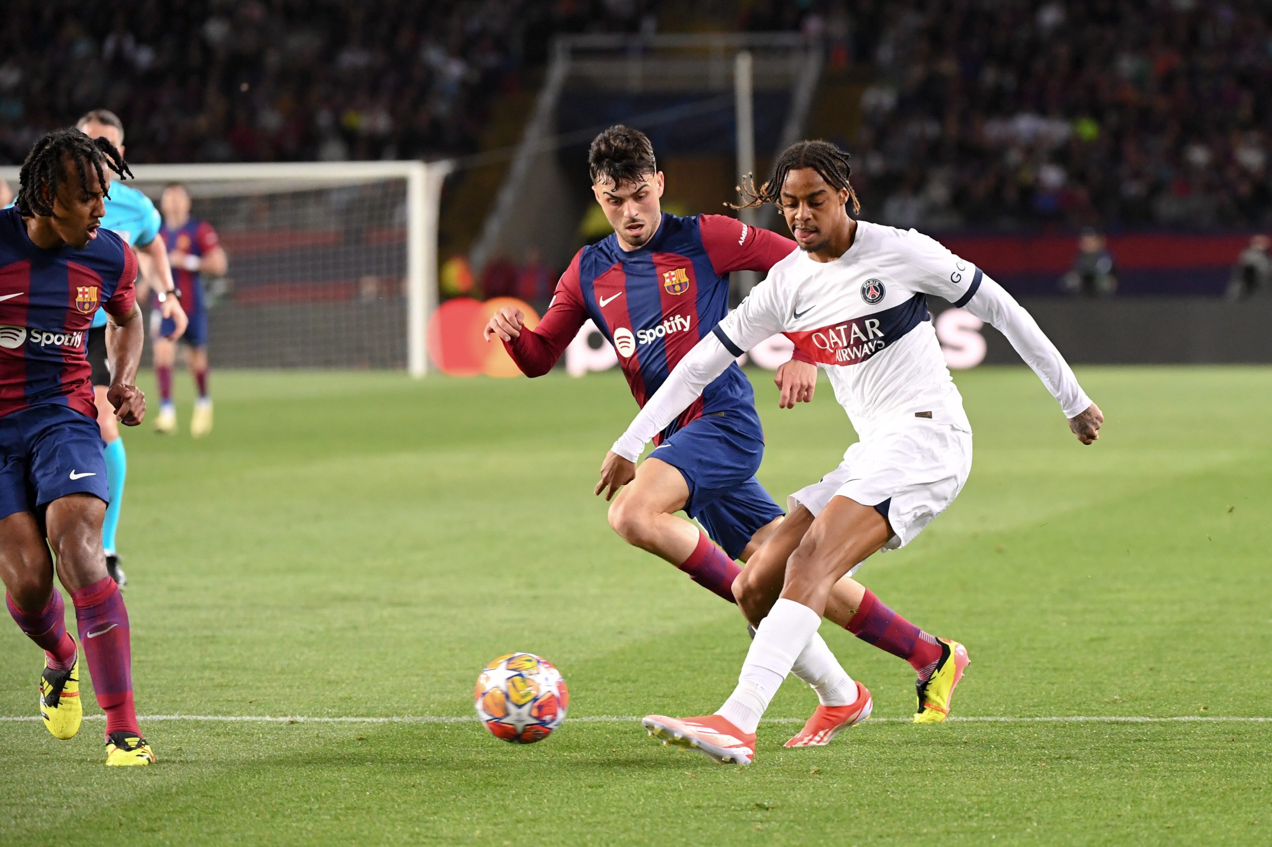 Bradley Barcola face à Pedri lors du dernier FC Barcelone-PSG.