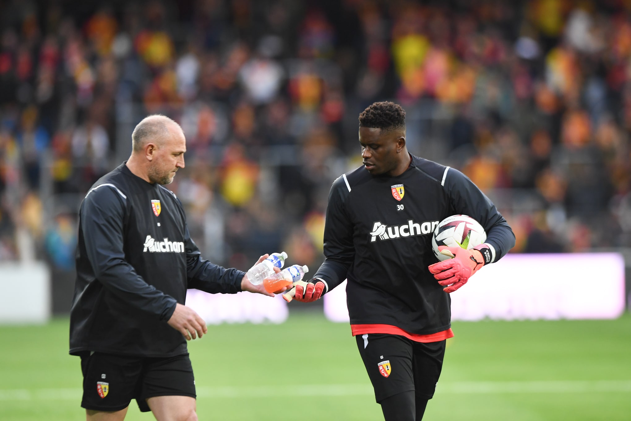 Brice Samba et son fidèle entraîneur des gardiens Hervé Sekli, qui souhaiterait le suivre au Stade Rennais...