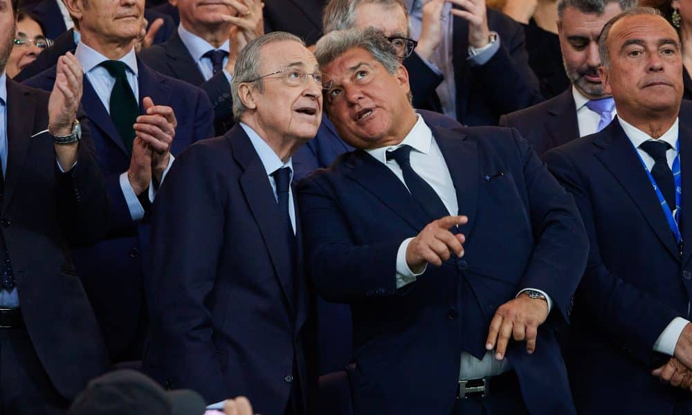 Le président du FC Barcelone, Joan Laporta, parlant à son homologue du Real Madrid, Florentino Pérez.