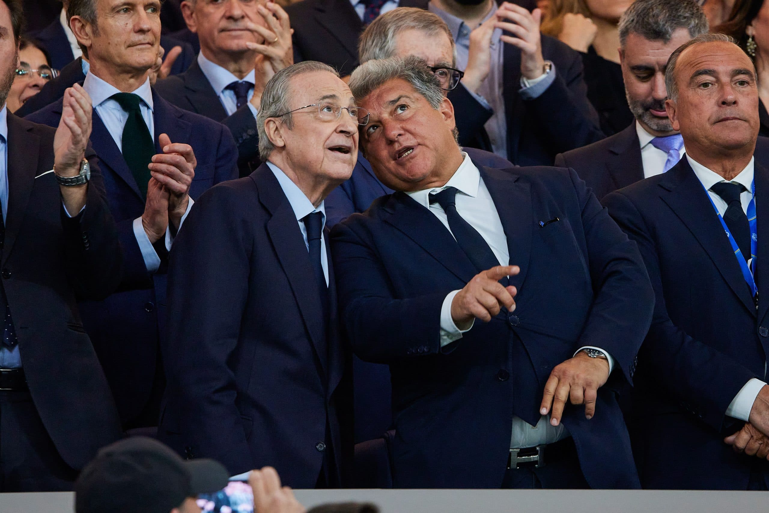 Le président du FC Barcelone, Joan Laporta, parlant à son homologue du Real Madrid, Florentino Pérez.