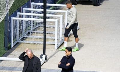 Kylian Mbappé avant un entraînement du PSG, avec Luis Campos et Nasser al-Khelaïfi.