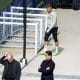 Kylian Mbappé avant un entraînement du PSG, avec Luis Campos et Nasser al-Khelaïfi.