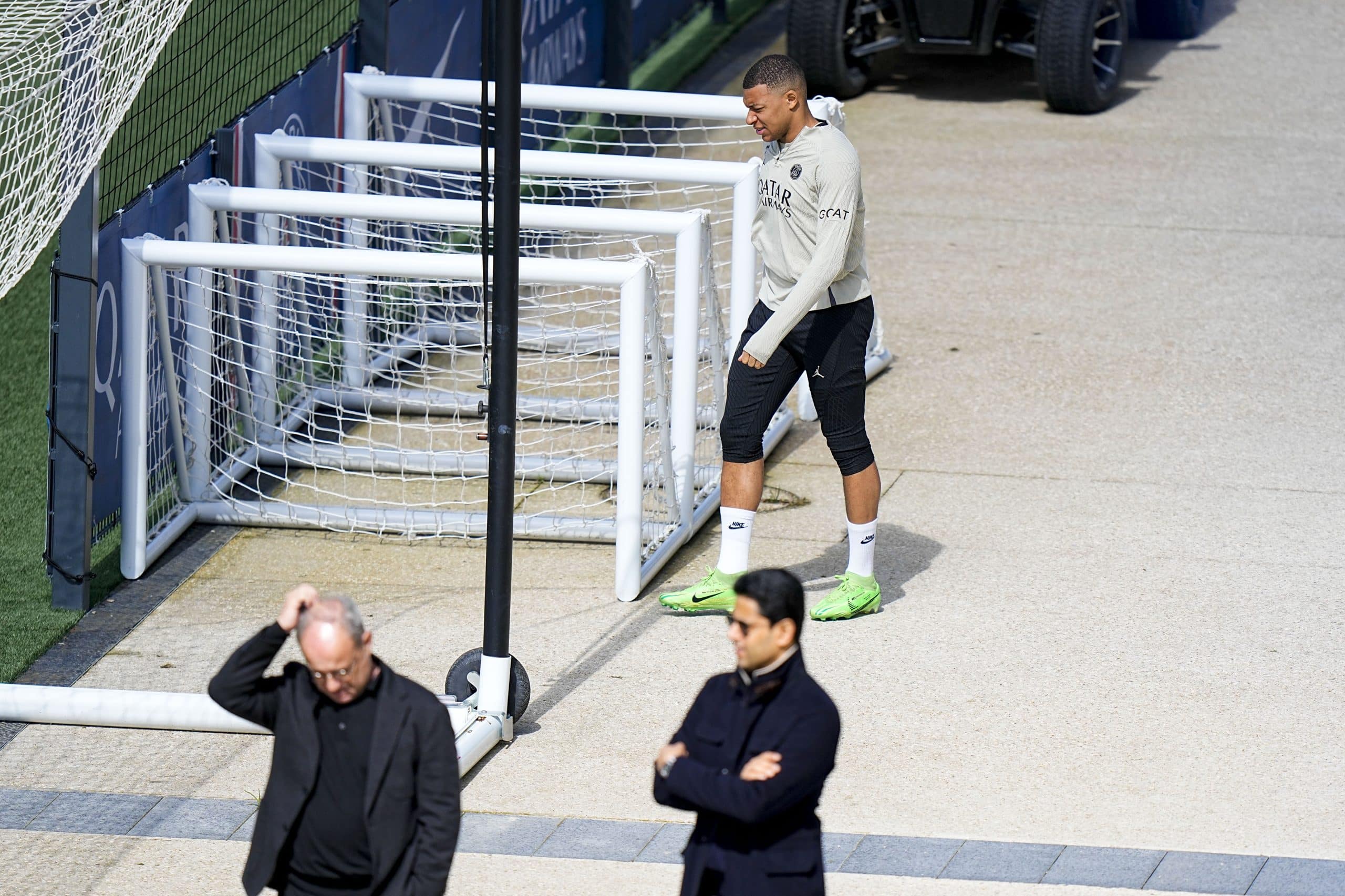 Kylian Mbappé avant un entraînement du PSG, avec Luis Campos et Nasser al-Khelaïfi.