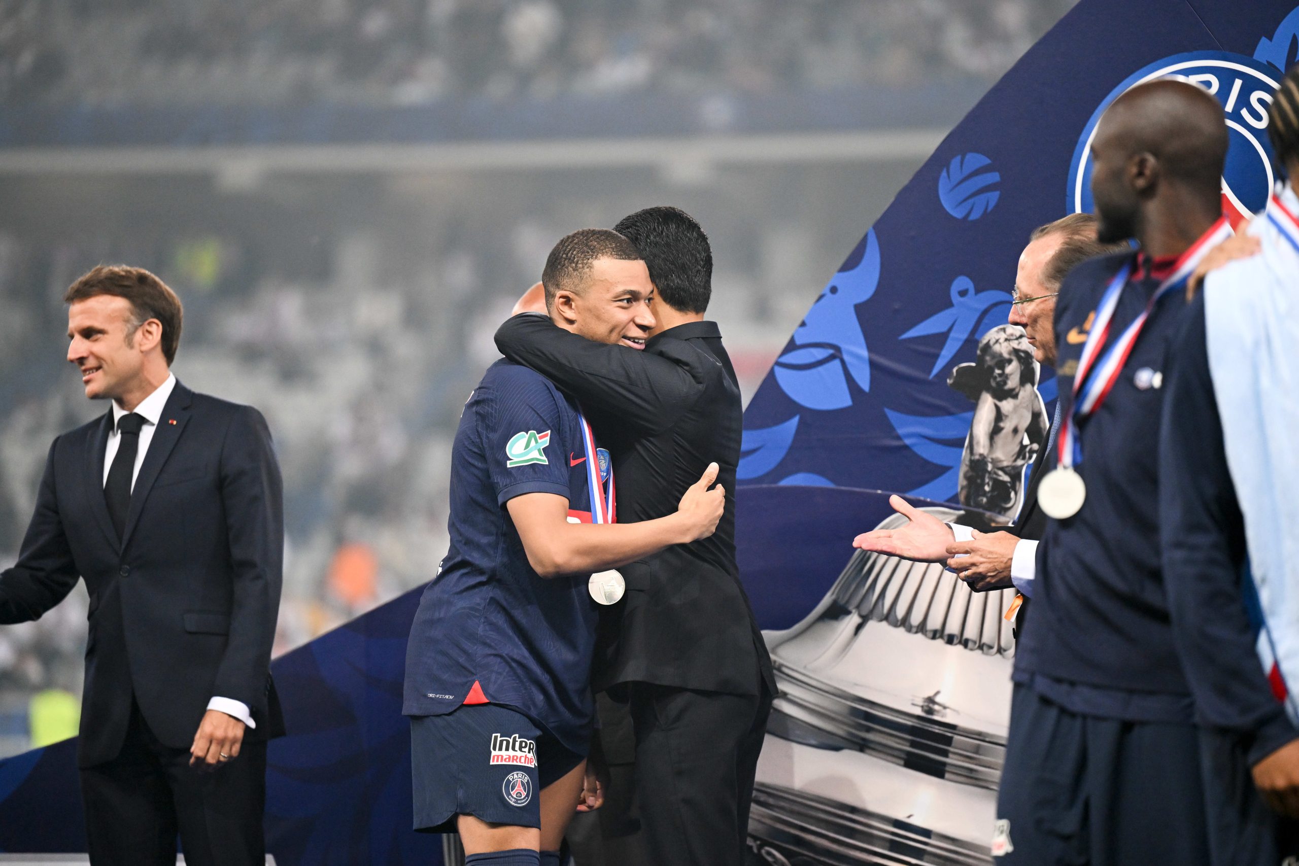 Le président du PSG, Nasser al-Khelaïfi, enlaçant Kylian Mbappé après la finale de la Coupe de France 2024.
