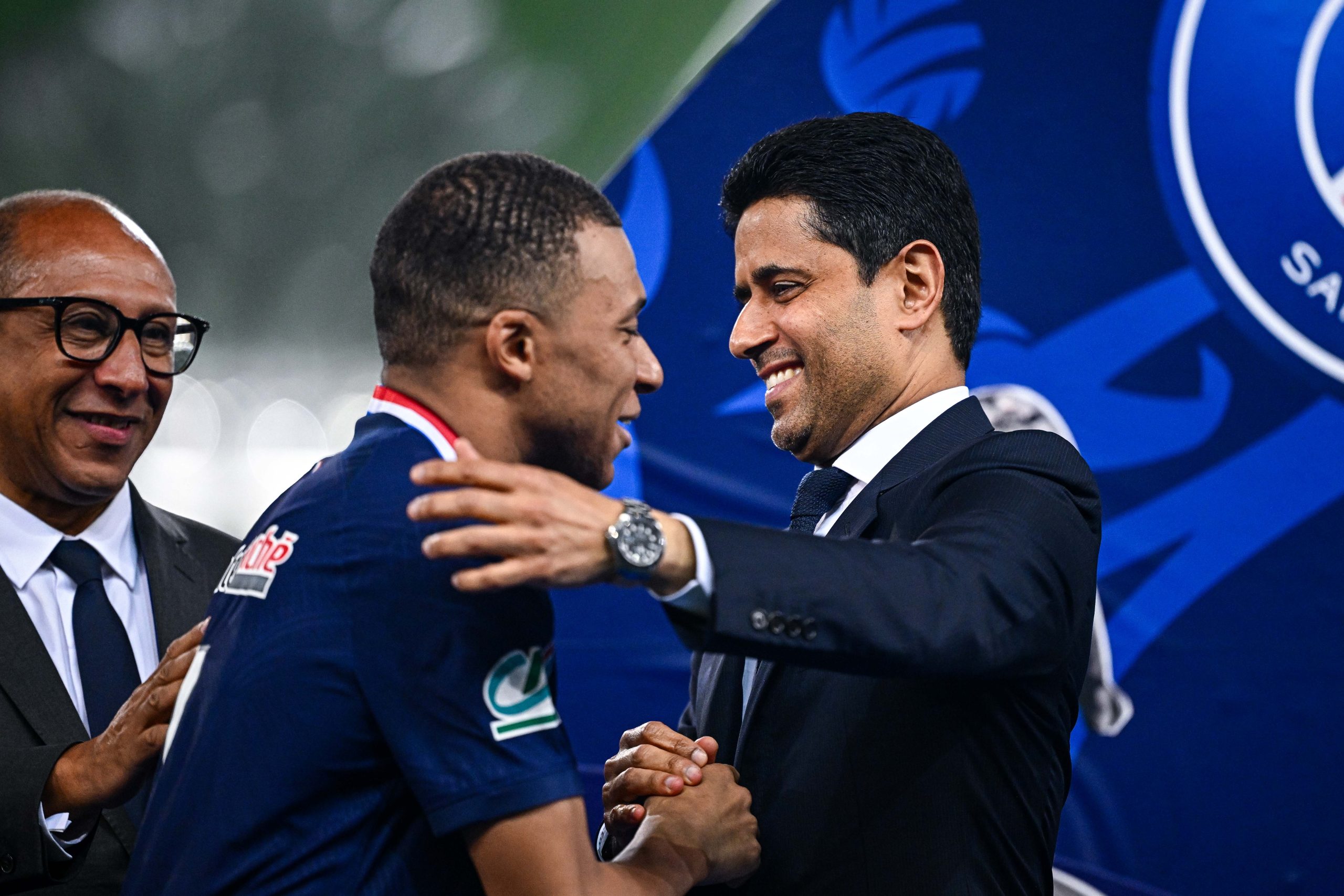 Nasser al-Khelaïfi enlaçant Kylian Mbappé après la finale de la Coupe de France 2024.
