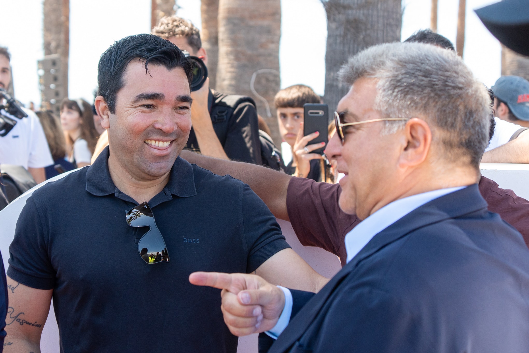 Deco (directeur sportif) et Joan Laporta en grande discussion à Barcelone.