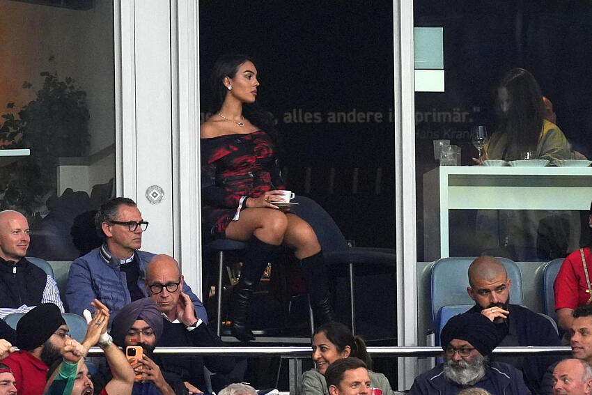 Georgina Rodríguez sort de l'avion sans ses vêtements, CR7 adore !