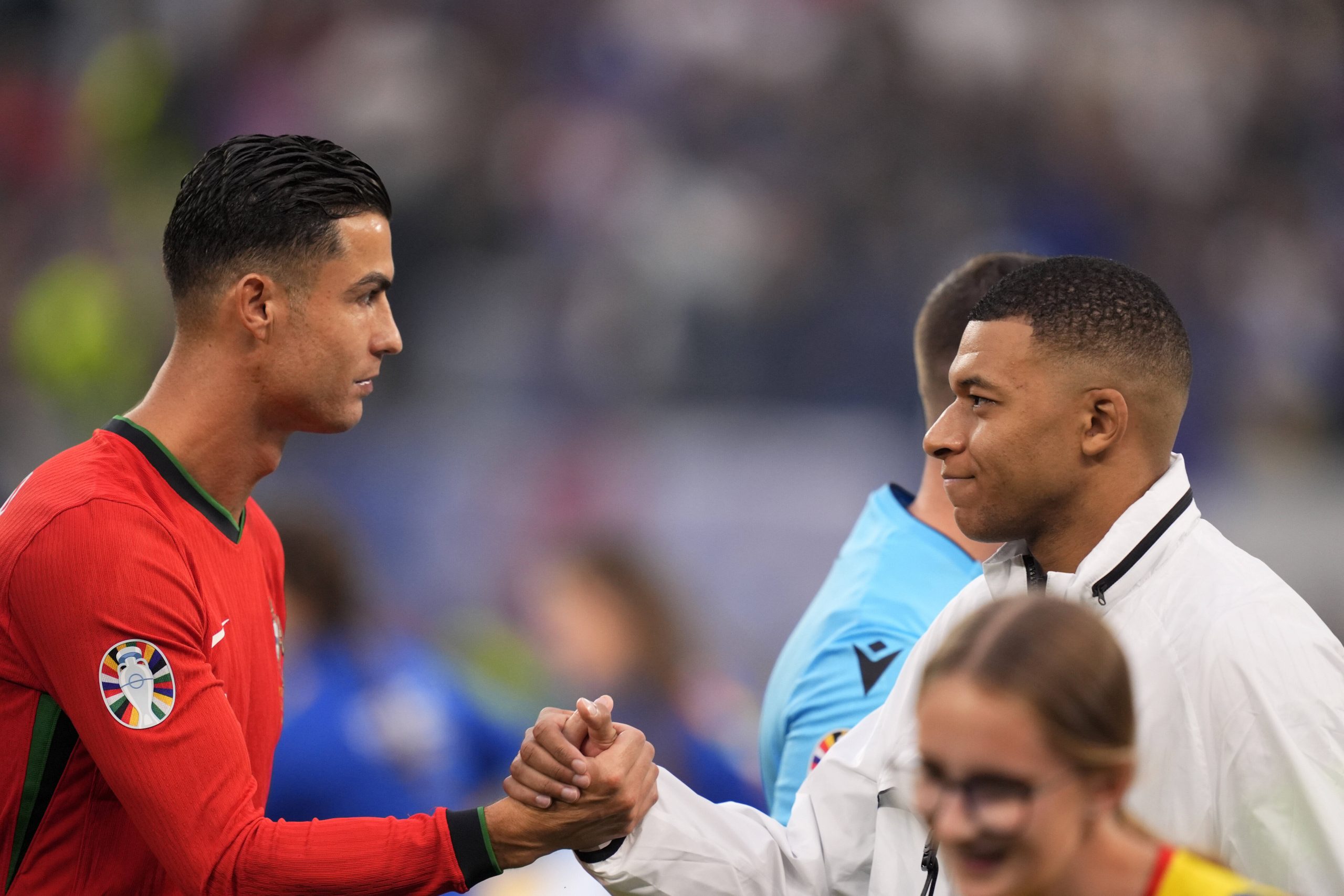 Cristiano Ronaldo et Kylian Mbappé se saluant lors de Portugal-France à l'Euro 2024.