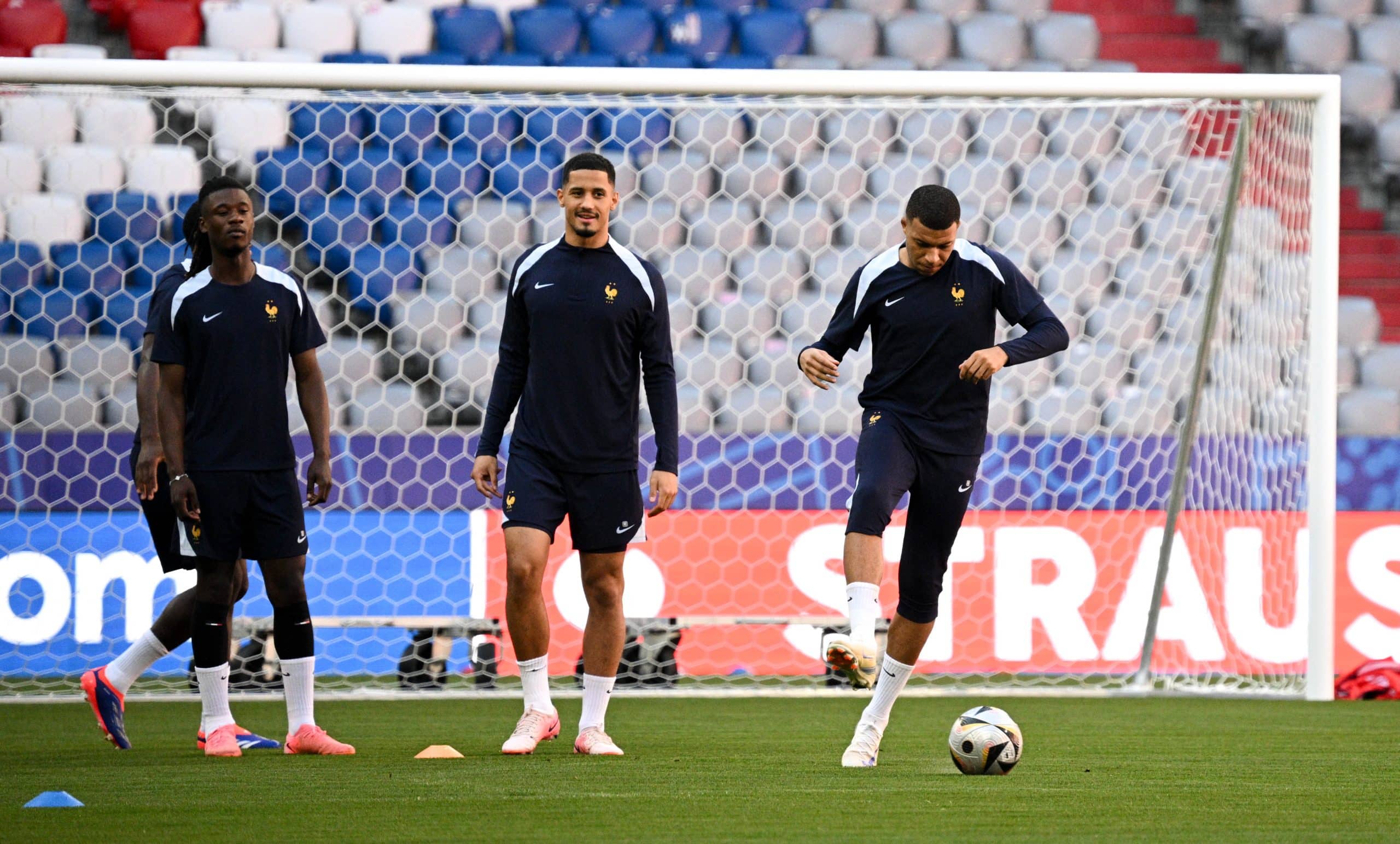 William Saliba, au centre, avec Eduardo Camavinga et Kylian Mbappé lors d'un rassemblement de l'équipe de France.