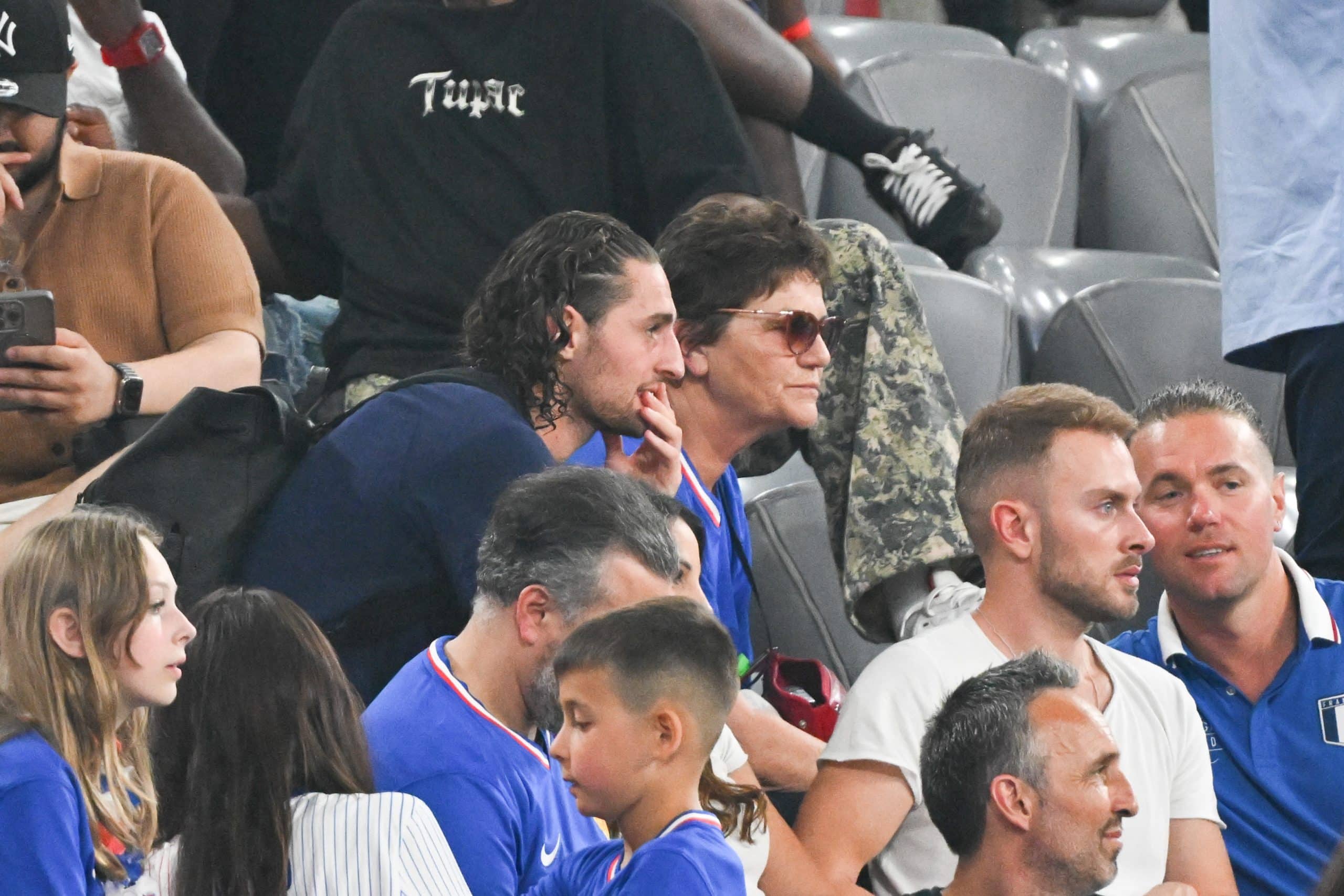 Adrien et Véronique Rabiot lors d'un match de l'équipe de France.