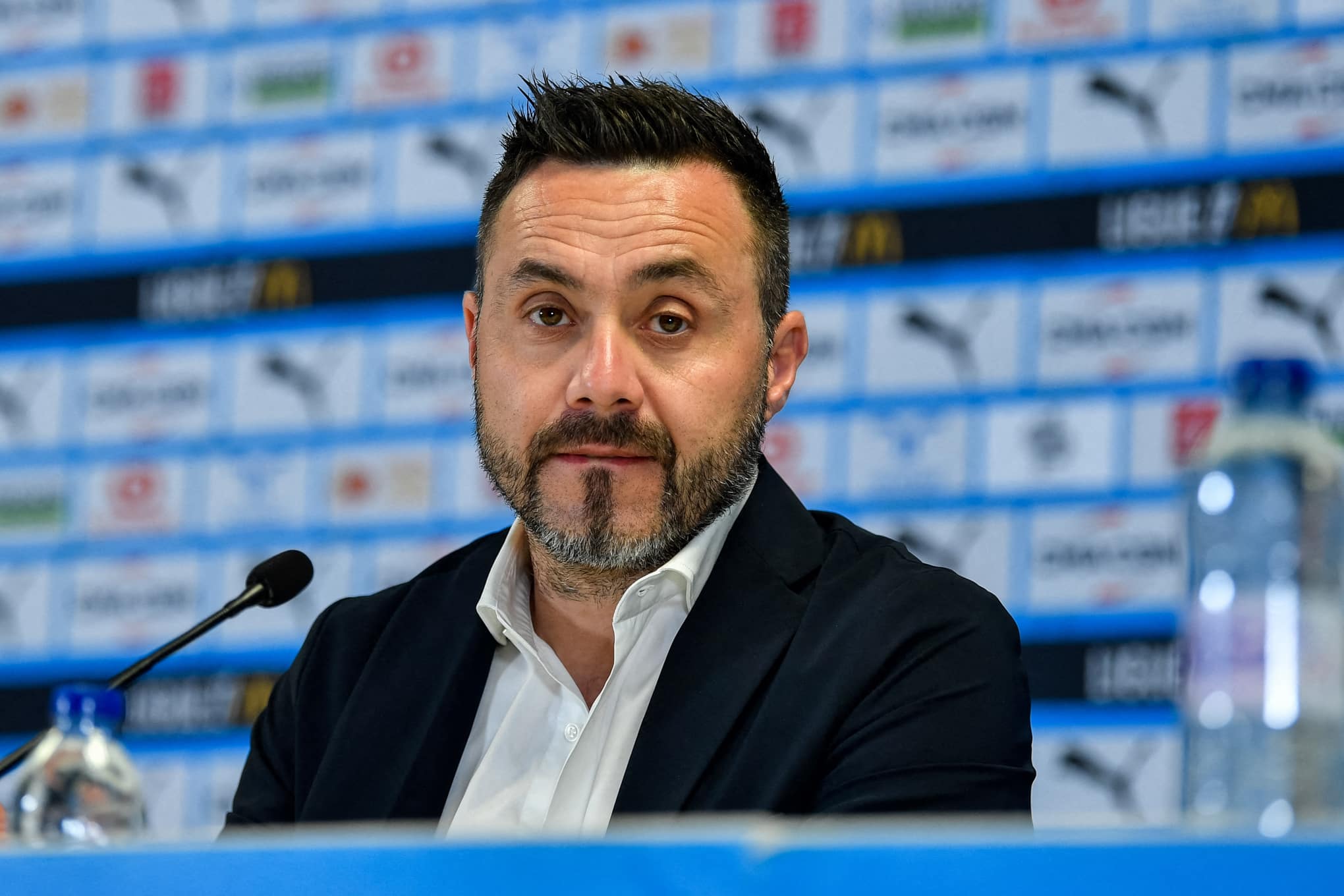 Roberto De Zerbi, le coach de l'OM, devant la presse