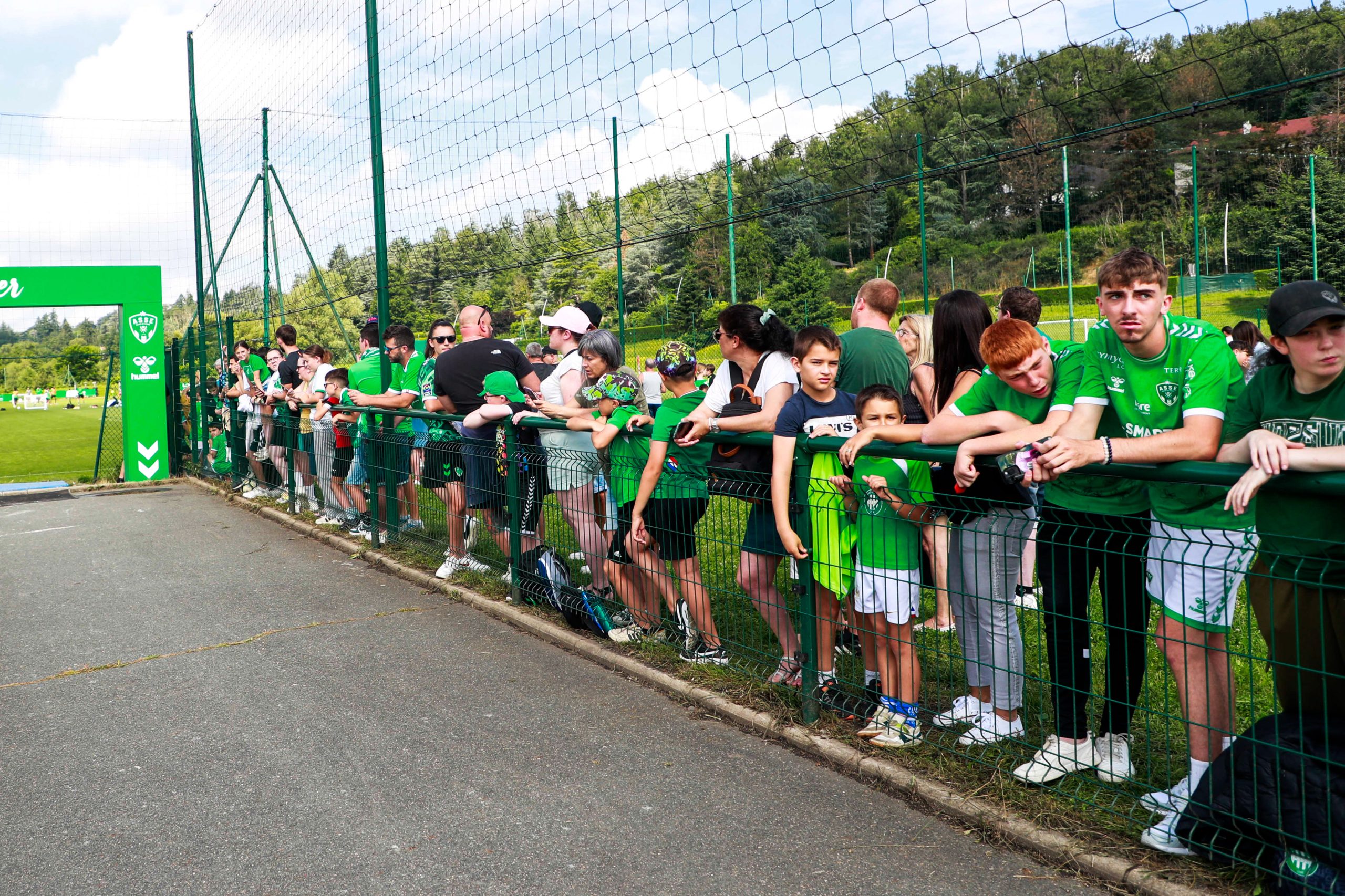 Des supporters de l'ASSE à l'entrée du centre Robert-Herbin.