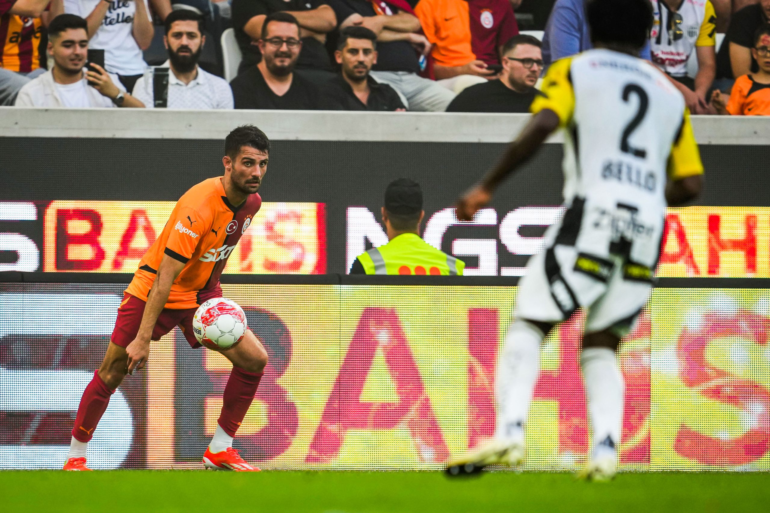 Léo Dubois lors d'un match avec Galatasaray.