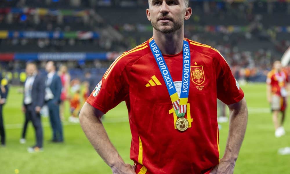 Aymeric Laporta avec sa médaille de champion d'Europe décrochée avec la sélection espagnole en 2024.
