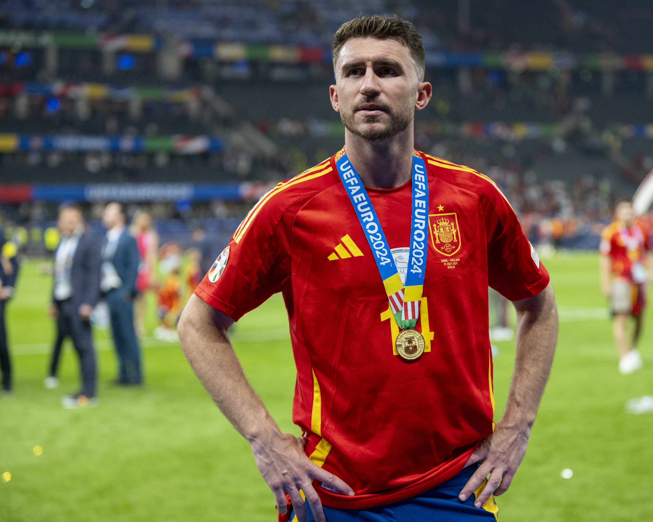 Aymeric Laporta avec sa médaille de champion d'Europe décrochée avec la sélection espagnole en 2024.